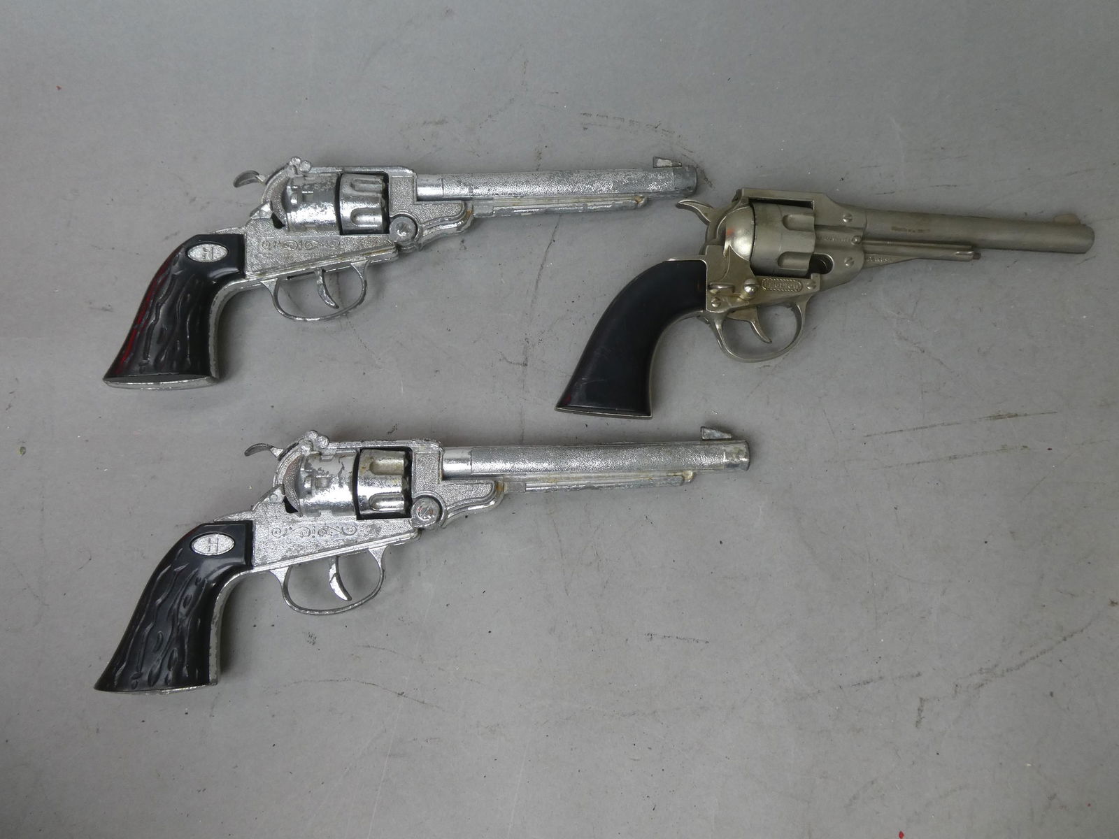 Lot 3 Hubley Cowboy Cap Guns Remington & Matches Pair: Lot 3 Hubley Cowboy Cap Guns Remington & Matches Pair. Measurements in inches: 9 1/2 and 10 1/2 long Condition:All shoot, Normal wear with age and use Shipping:We offer in-house shipping. Item(s) will