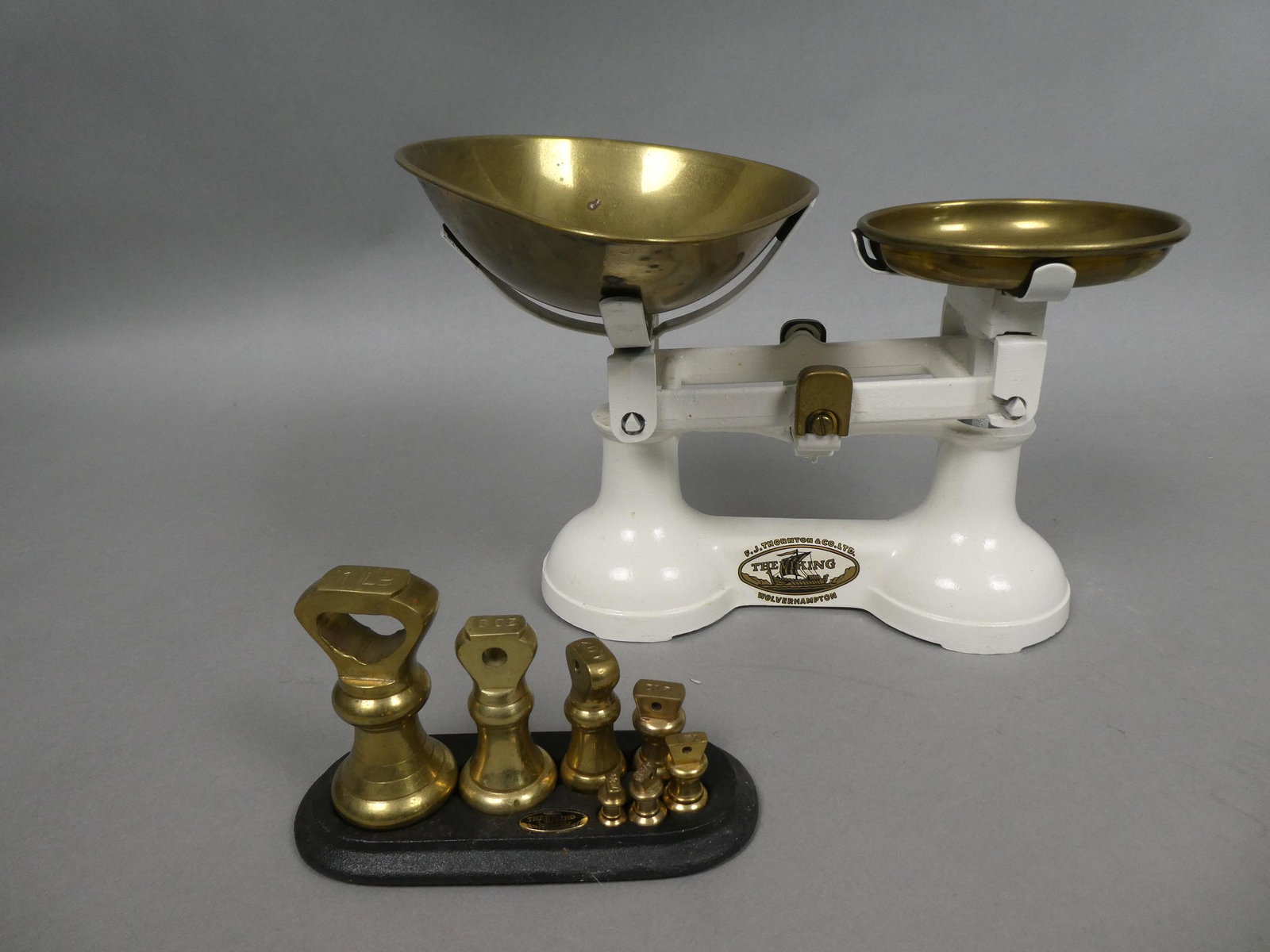 Vintage FJ Thornton The Viking Scale w/ Set of Brass Weights: Vintage FJ Thornton The Viking Scale w/ Set of Brass Weights. Condition:Good with no problems Shipping:We offer in-house shipping. Item(s) will be packed after invoice is paid and shipping charge will