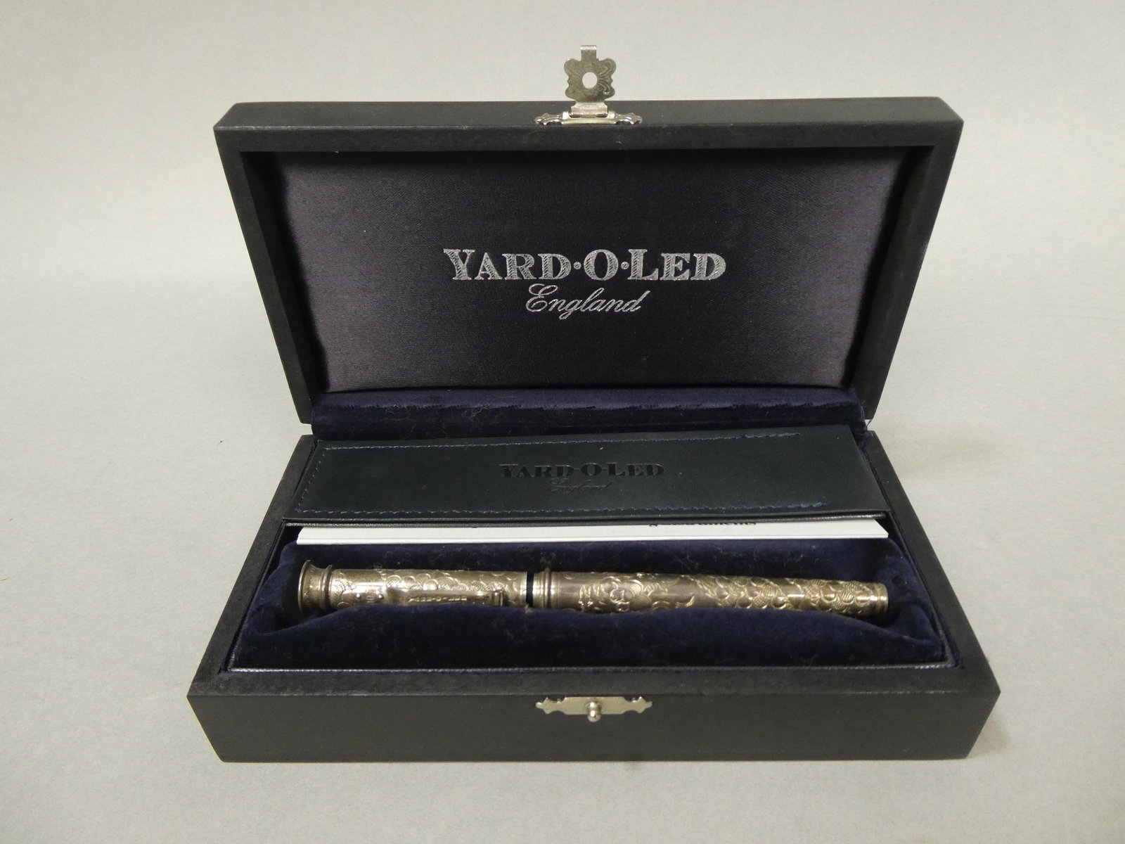 Yard-O-Led England Sterling Silver 18ct 750 Nib Fountain Pen in Case #107: Yard-O-Led England Sterling Silver 18ct 750 Nib Fountain Pen in Case #107. Measurements in inches: 5 1/2 long Condition:Has tarnish Shipping:We offer in-house shipping. Item(s) will be packed after in