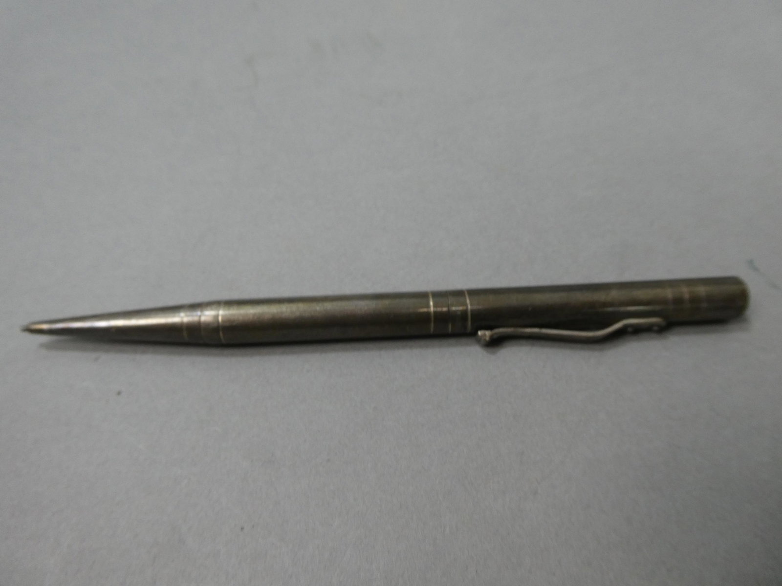 Yard-O-Led England Sterling Silver Mechanical Pencil #7797: Yard-O-Led England Sterling Silver Mechanical Pencil #7797. Measurements in inches: 5 1/2 long Condition:Has tarnish Shipping:We offer in-house shipping. Item(s) will be packed after invoice is paid a