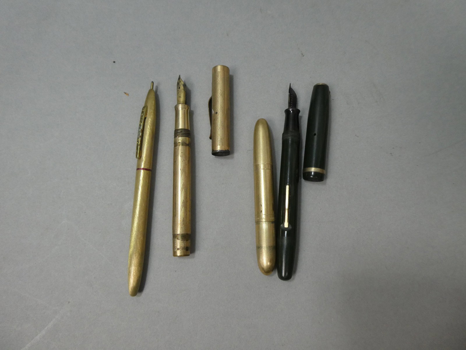 Lot 4 Old Pens Kimberly Pockette Gold Fill Wahl Signature Writefine Auto Magic: Lot 4 Old Pens Kimberly Pockette 14k Gold Fill ballpoint, Wahl Signature 14k nip fountain pen, Auto Magic ballpoint Pen and Writefine Fountain pen. Condition:As found used condition Shipping:We offer 