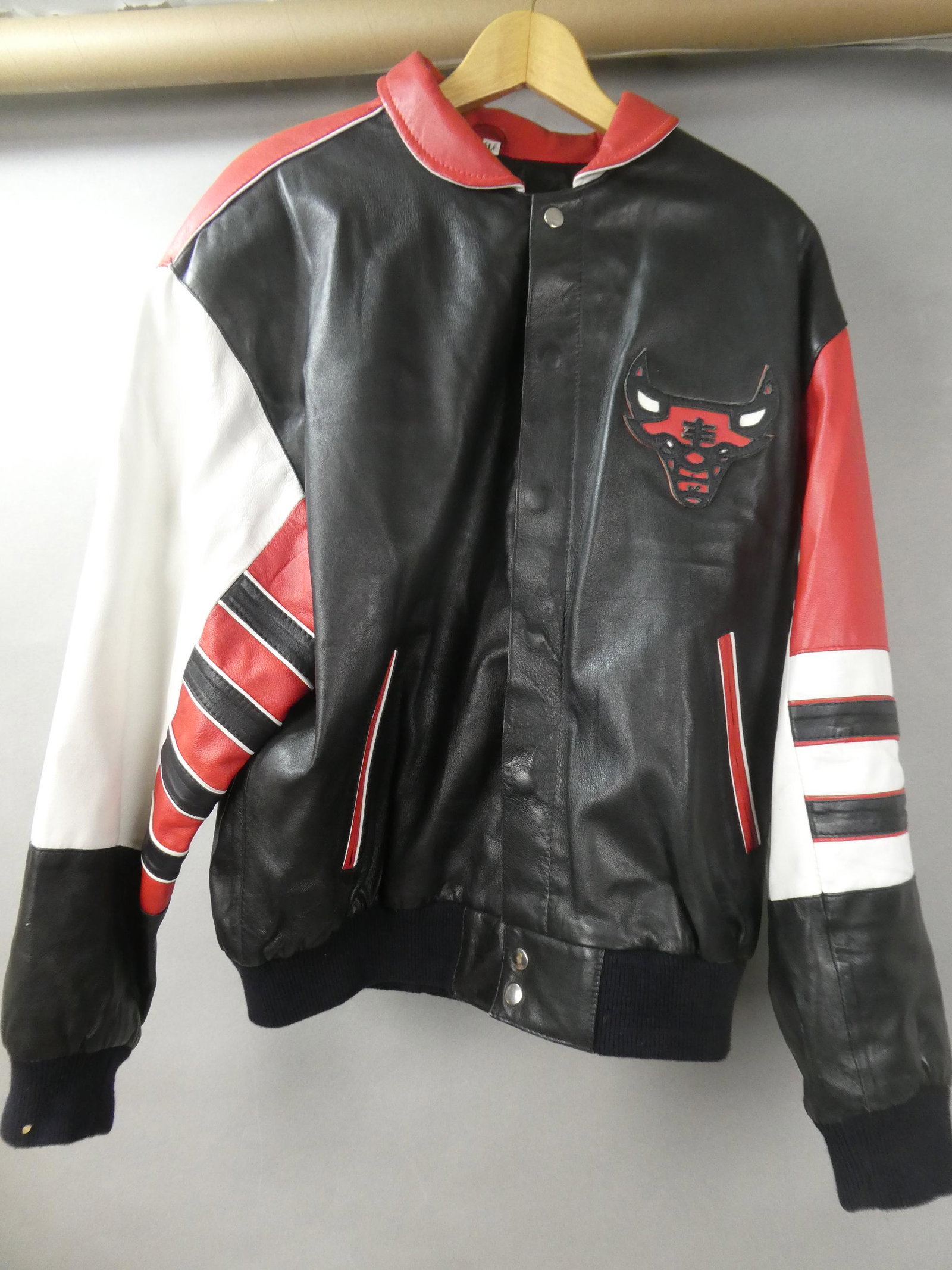 Vintage Chicago Bulls Leather Large Winter Jacket: Vintage Chicago Bulls Leather Large Winter Jacket. Measurements in inches: 30 long, 22 shoulder, 19 chest and 25 1/2 arm Condition:Good with no problems Shipping:We offer in-house shipping. Item(s) wi