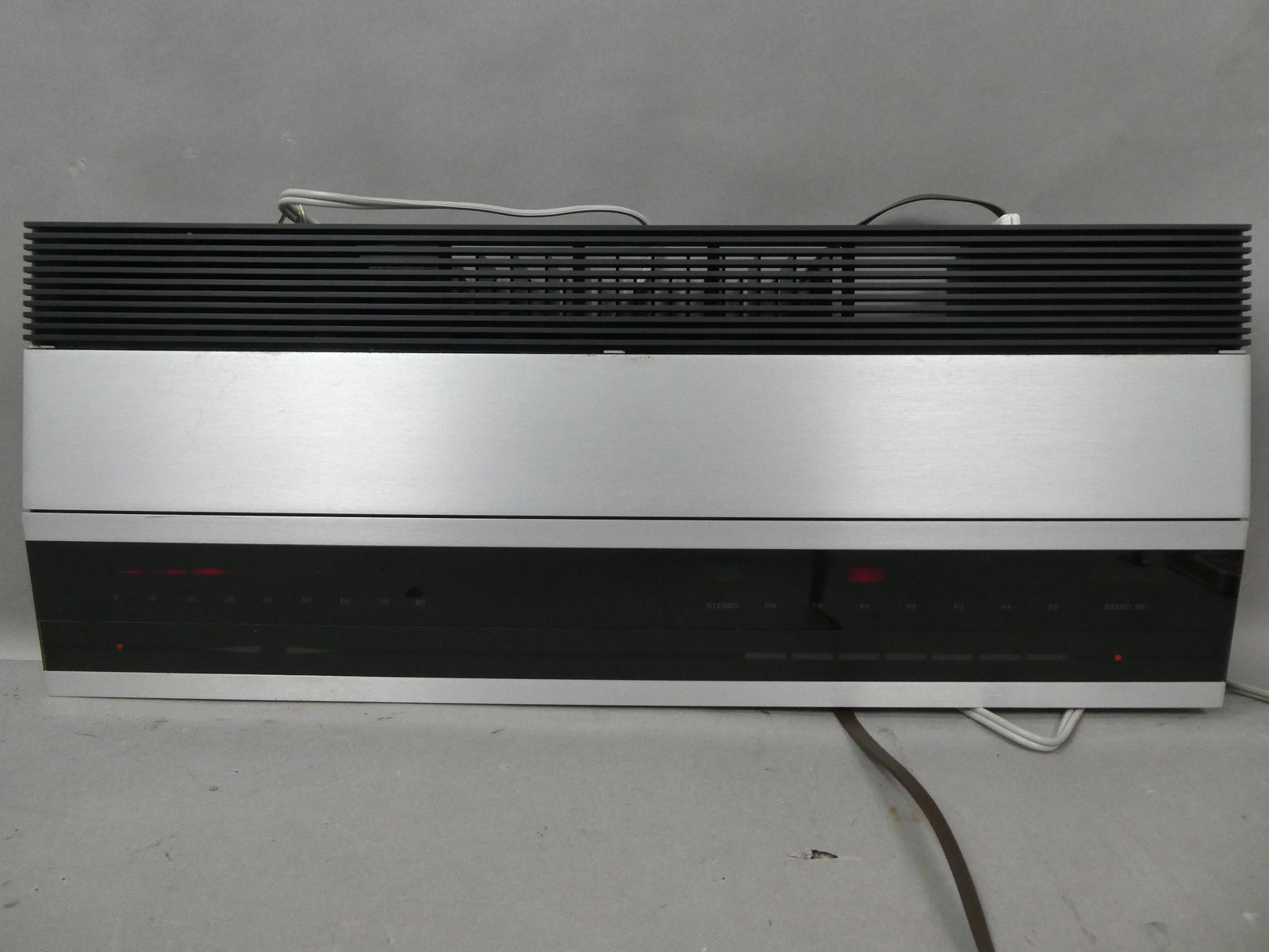 1980's Bang & Olufsen Beomaster 2000 HiFi Amplifier Tuner: 1980's Bang & Olufsen Beomaster 2000 HiFi Amplifier Tuner. Measurements in inches: 24 x 10 x 3 Condition:Turns on and lights up. Not tested any further Shipping:We offer in-house shipping. Item(s) wil
