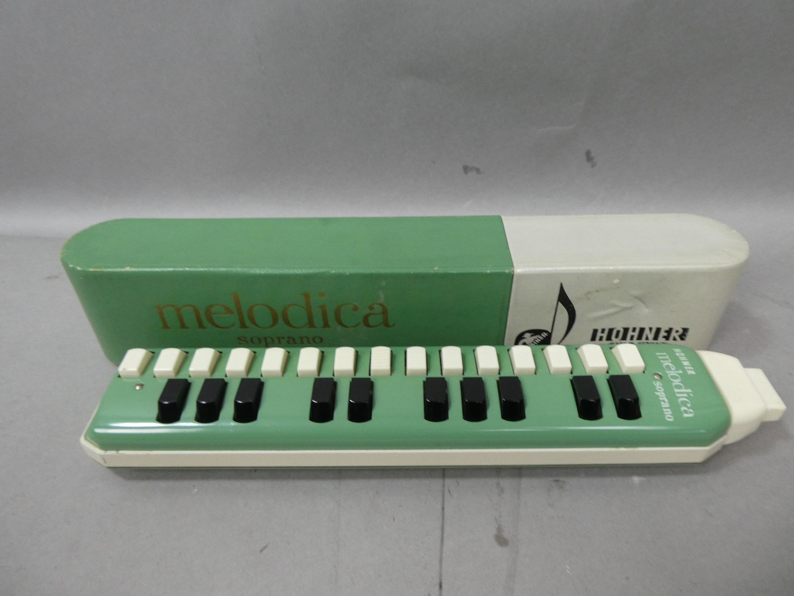 Vintage Hohner Melodica Soprano In Case: Vintage Hohner Melodica Soprano In Case. Measurements in inches: 13 long Condition:Case has minor wear Shipping:We offer in-house shipping. Item(s) will be packed after invoice is paid and shipping ch