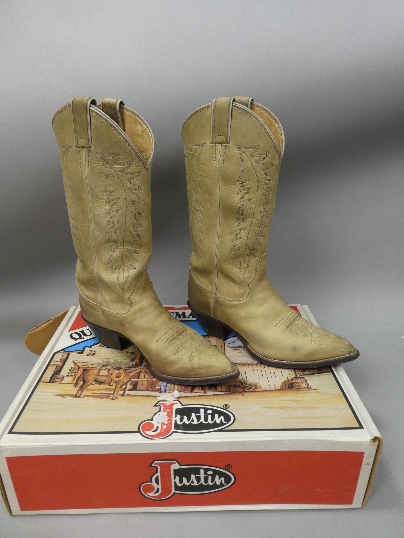 Pair Vintage Justin Tan Stone Apache Cowboy Boots: Pair Vintage Justin Tan Stone Apache Cowboy Boots in box. Measurements in inches: woman's 8 B Condition:Used, shows wear Shipping:We offer in-house shipping. Item(s) will be packed after invoice is pa
