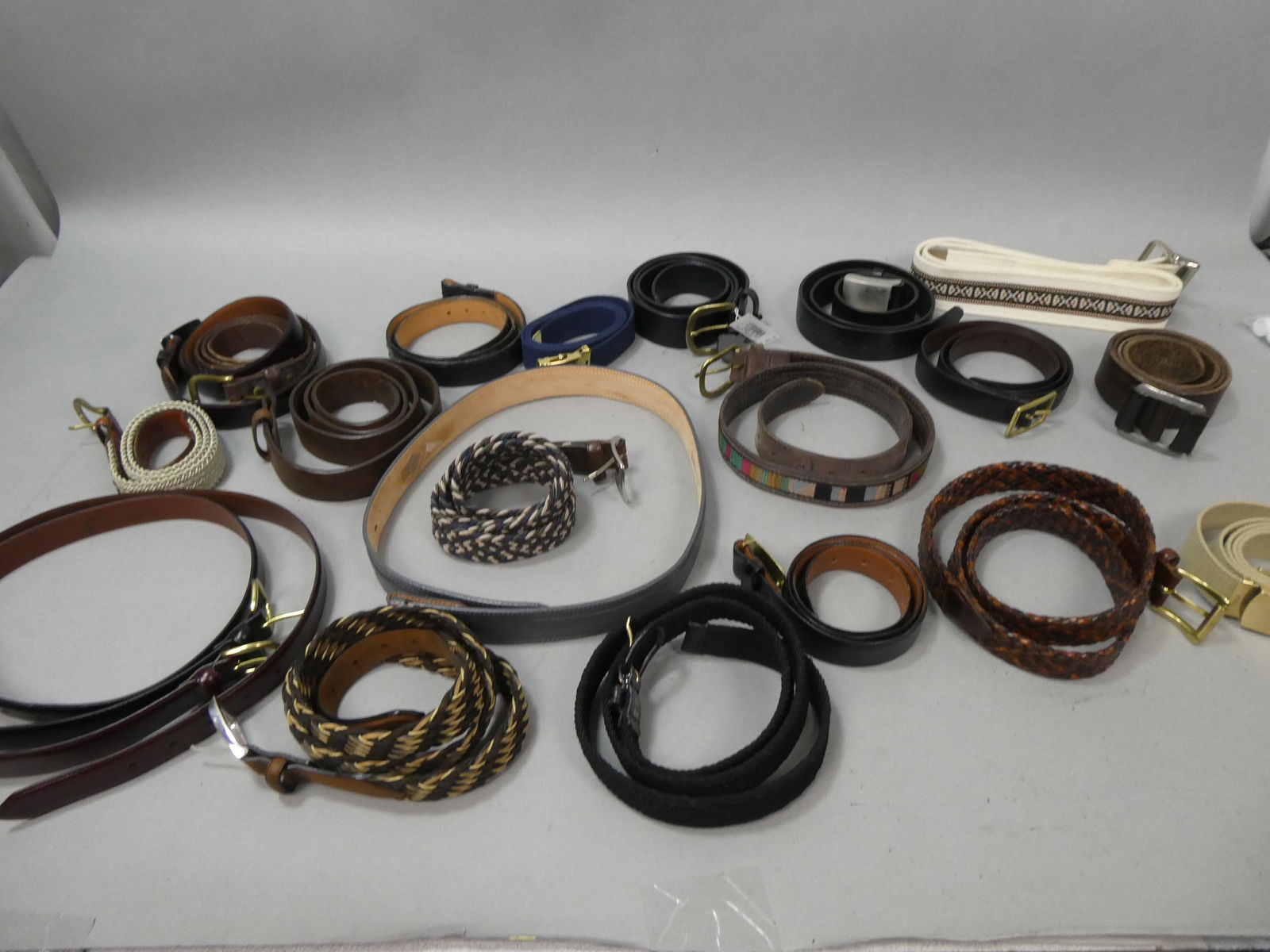 Lot 20 Assorted Vintage Men's Leather etc Belts (1 of 8)