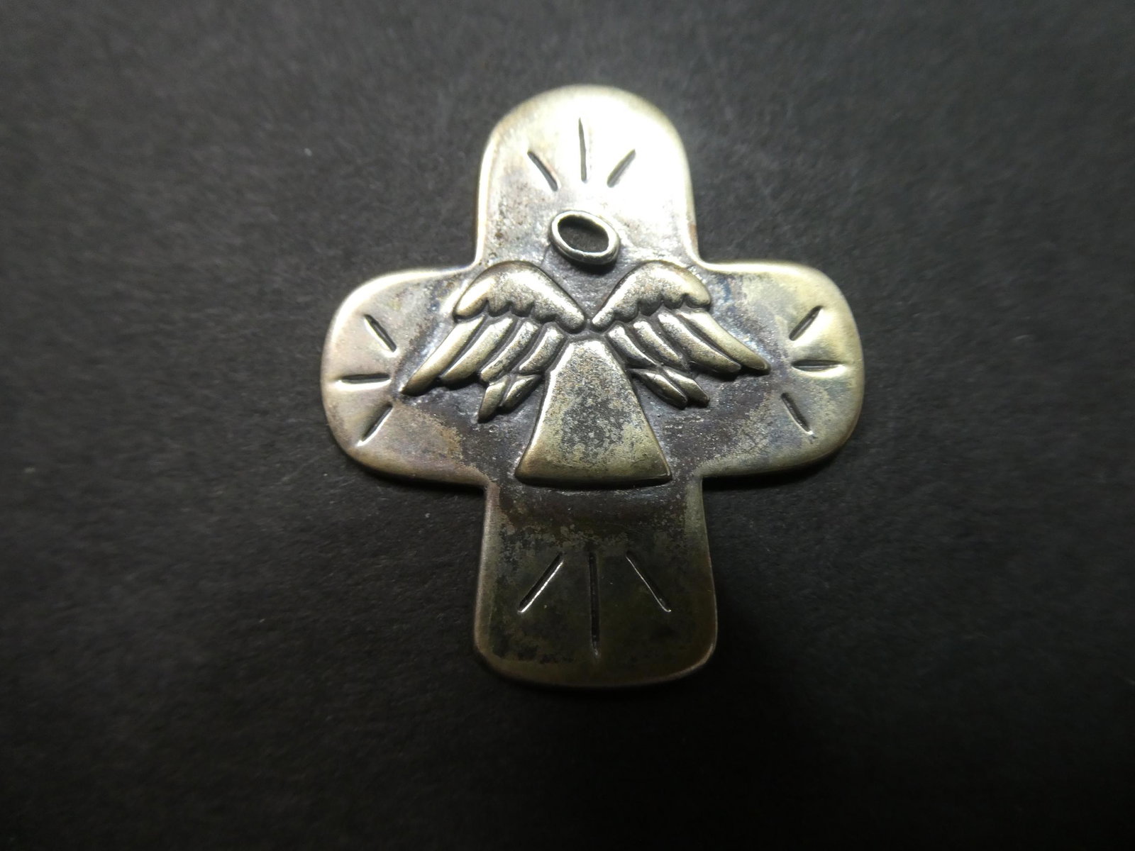 CCH 925 GUARDIAN ANGEL CROSS POCKET CHARM ANGELS SHALL GUARD THEE: CCH 925 GUARDIAN ANGEL CROSS POCKET CHARM ANGELS SHALL GUARD THEE. Measurements in inches: 1 1/2 x 1, 12 grams Condition:Good with no problems Shipping:We offer in-house shipping. Item(s) will be pack