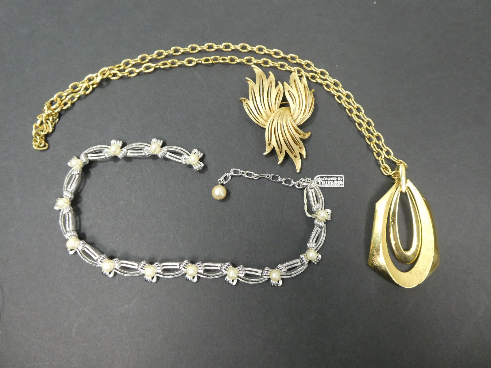 Lot 3 Vintage Trifari Jewelry Pin Bracelet & Necklace w/ Pendant: Lot 3 Vintage Trifari Jewelry Pin Bracelet & Necklace w/ Pendant. Measurements in inches: 21 and 11 long Condition:Good with no problems Shipping:We offer in-house shipping. Item(s) will be packed aft