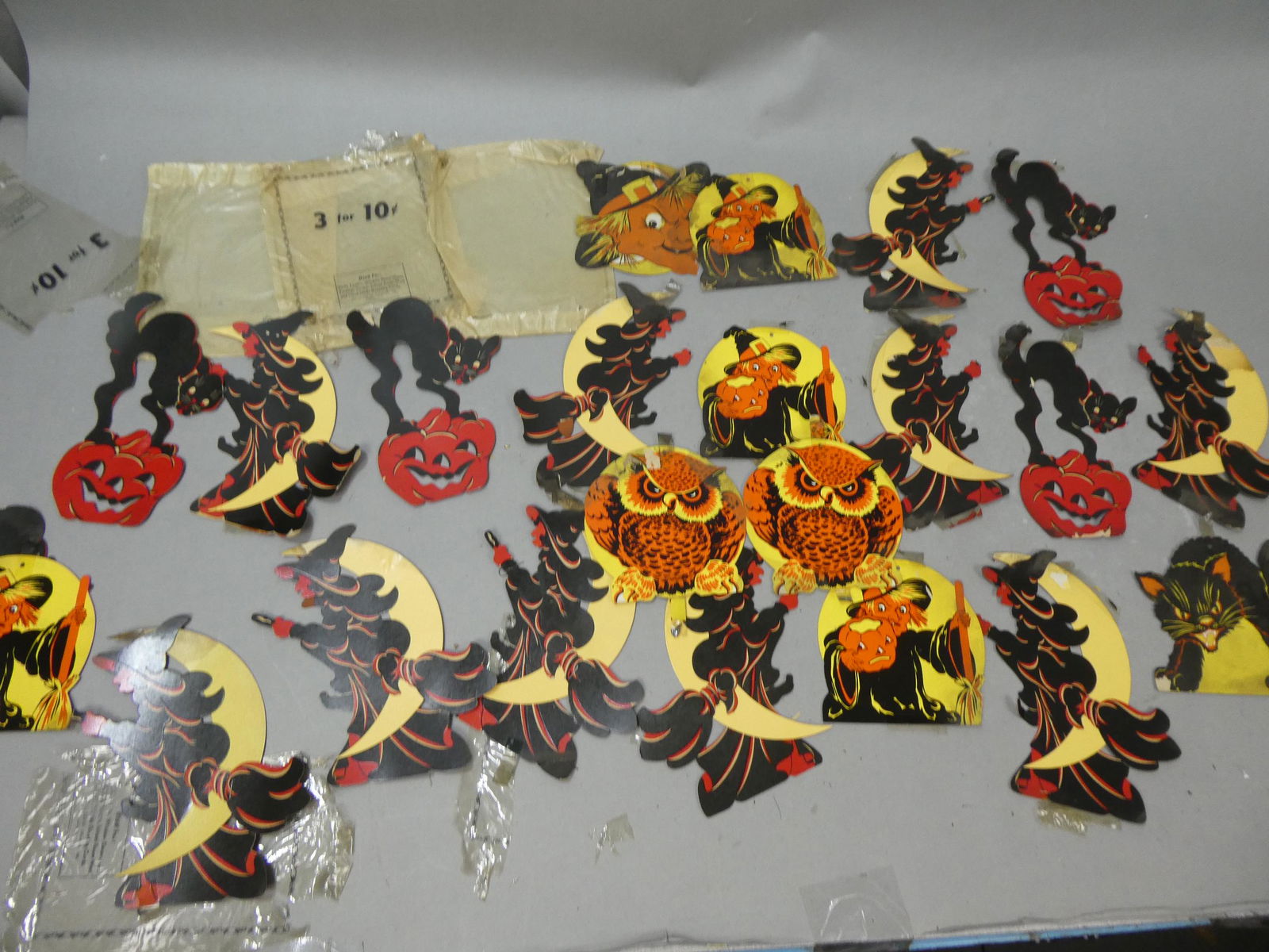 Lot 22 Vintage Halloween Cardboard Cutouts Window Décor etc (1 of 10)