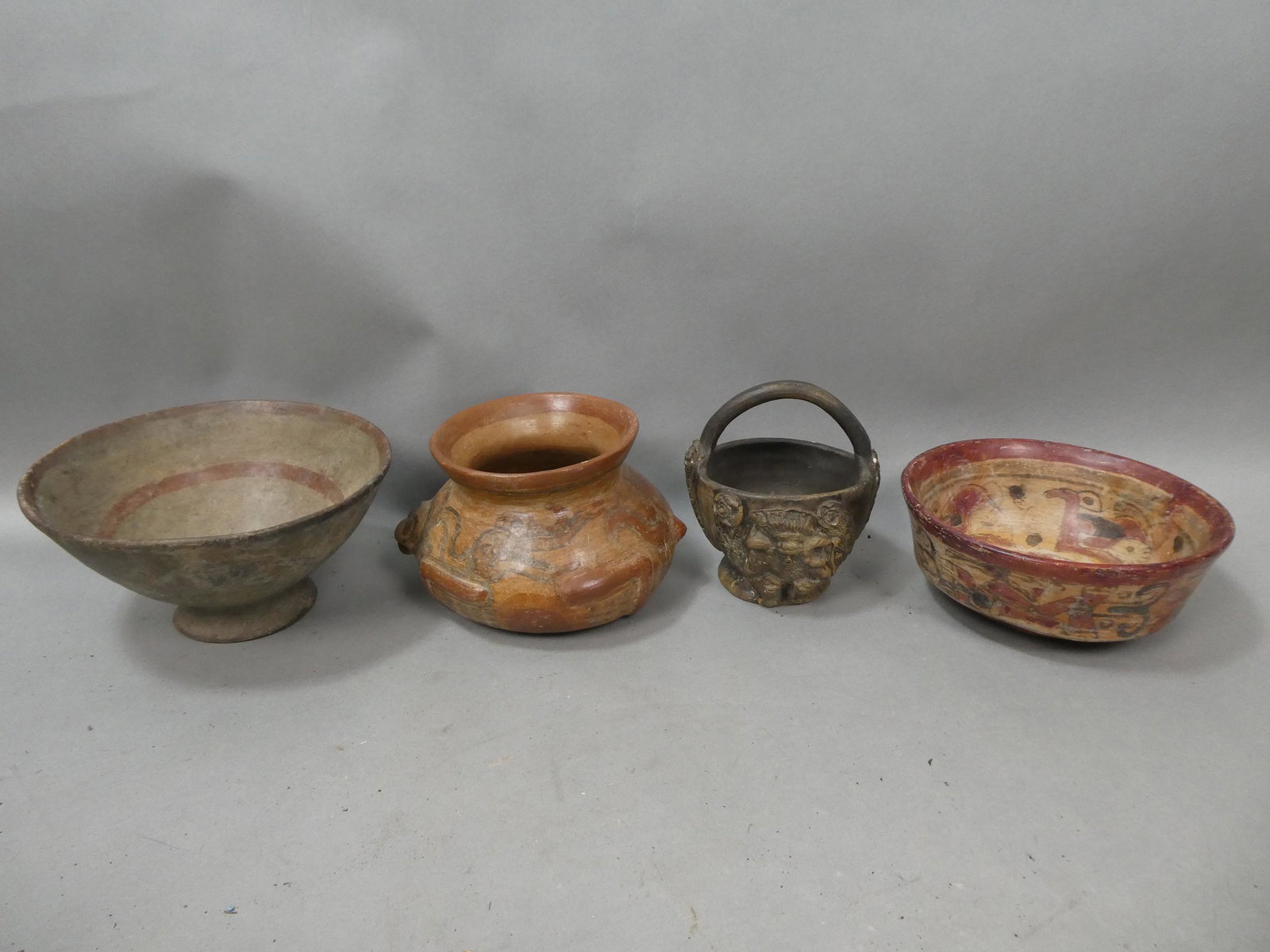 Lot 4 South & Central American Clay Painted Pottery Bowls Vessels: Lot 4 South & Central American Clay Painted Pottery Bowls Vessels. Measurements in inches: 4 1/2 to 8 diameter Condition:Base has repaired breaks, general wear Shipping:We offer in-house shipping. Ite