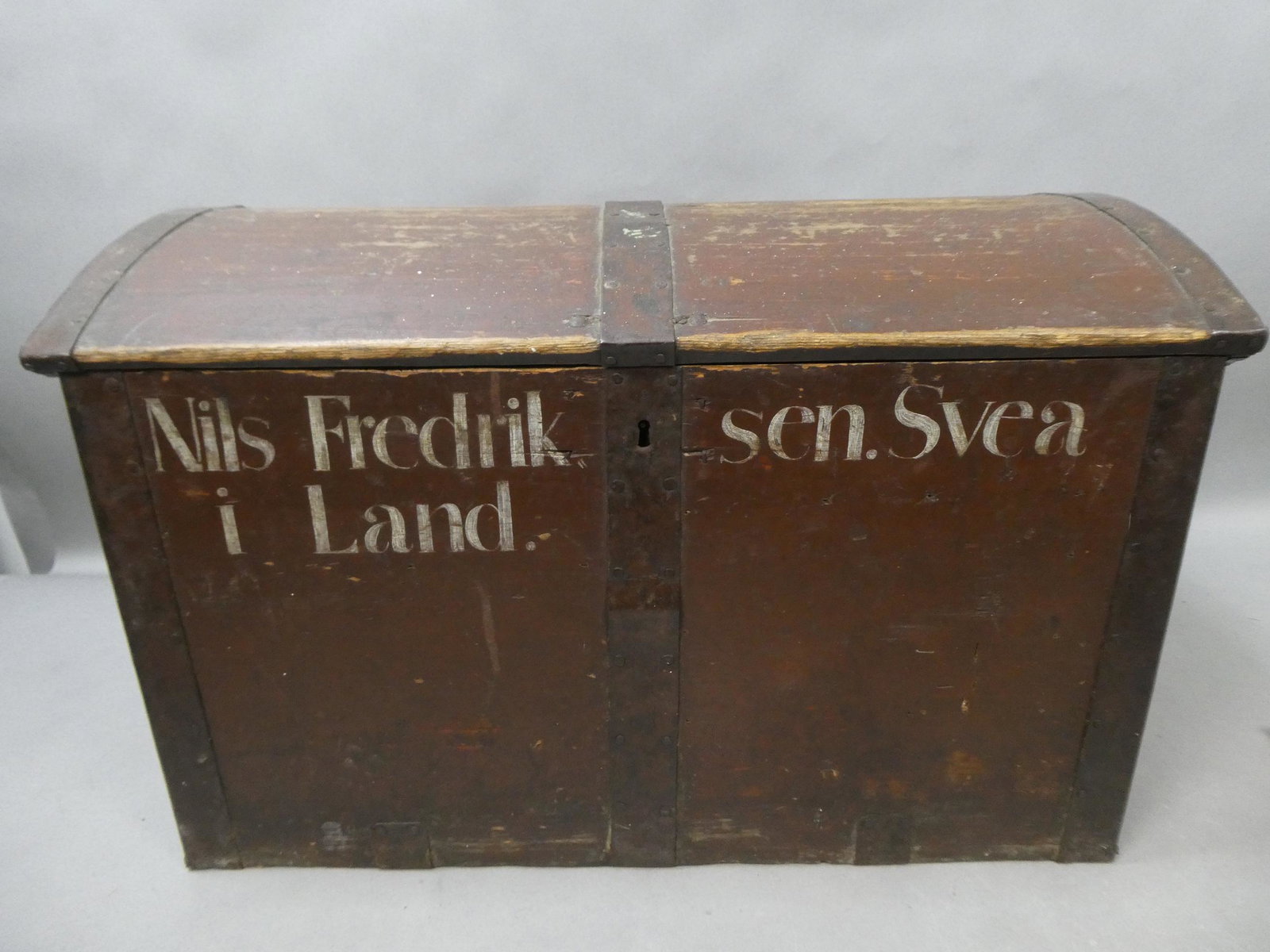 19t Century Primitive Swedish Dutch Wooden Trunk w/ Steel Bands: 19t Century Primitive Swedish Dutch Wooden Trunk w/ Steel Bands. Measurements in inches: 15 high x 14 x 24 Condition:Normal wear with age and use Shipping:We offer in-house shipping. Item(s) will be p