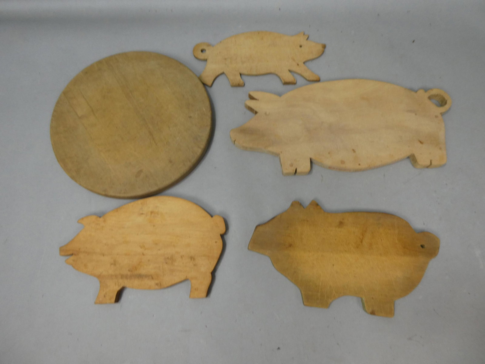 Lot 5 Antique Primitive Wooden Pig & Round Shaped Kitchen Cutting Boards: Lot 5 Antique Primitive Wooden Pig & Round Shaped Kitchen Cutting Boards. Measurements in inches: 9 1/2 x 5 to 15 x 7 and 10 1/2 diameter Condition:Normal wear with age and use Shipping:We offer in-ho