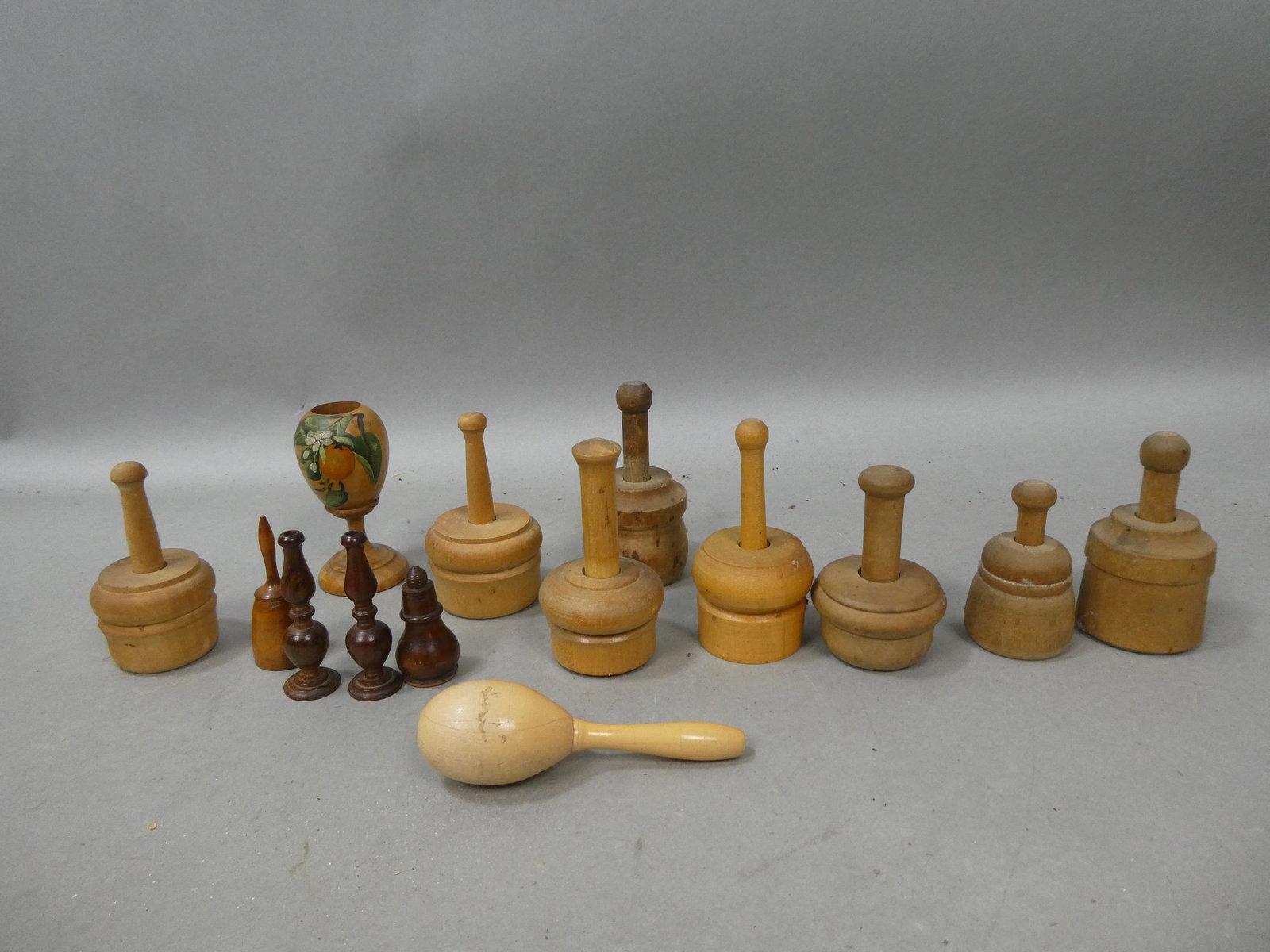 Lot 18 Antique Primitive Wooden Small Kitchen Food Stamps Molds & Containers: Lot 18 Antique Primitive Wooden Small Kitchen Food Molds Stamps & Containers. Measurements in inches: around 2 to 3 high Condition:Normal wear with age and use Shipping:We offer in-house shipping. Ite