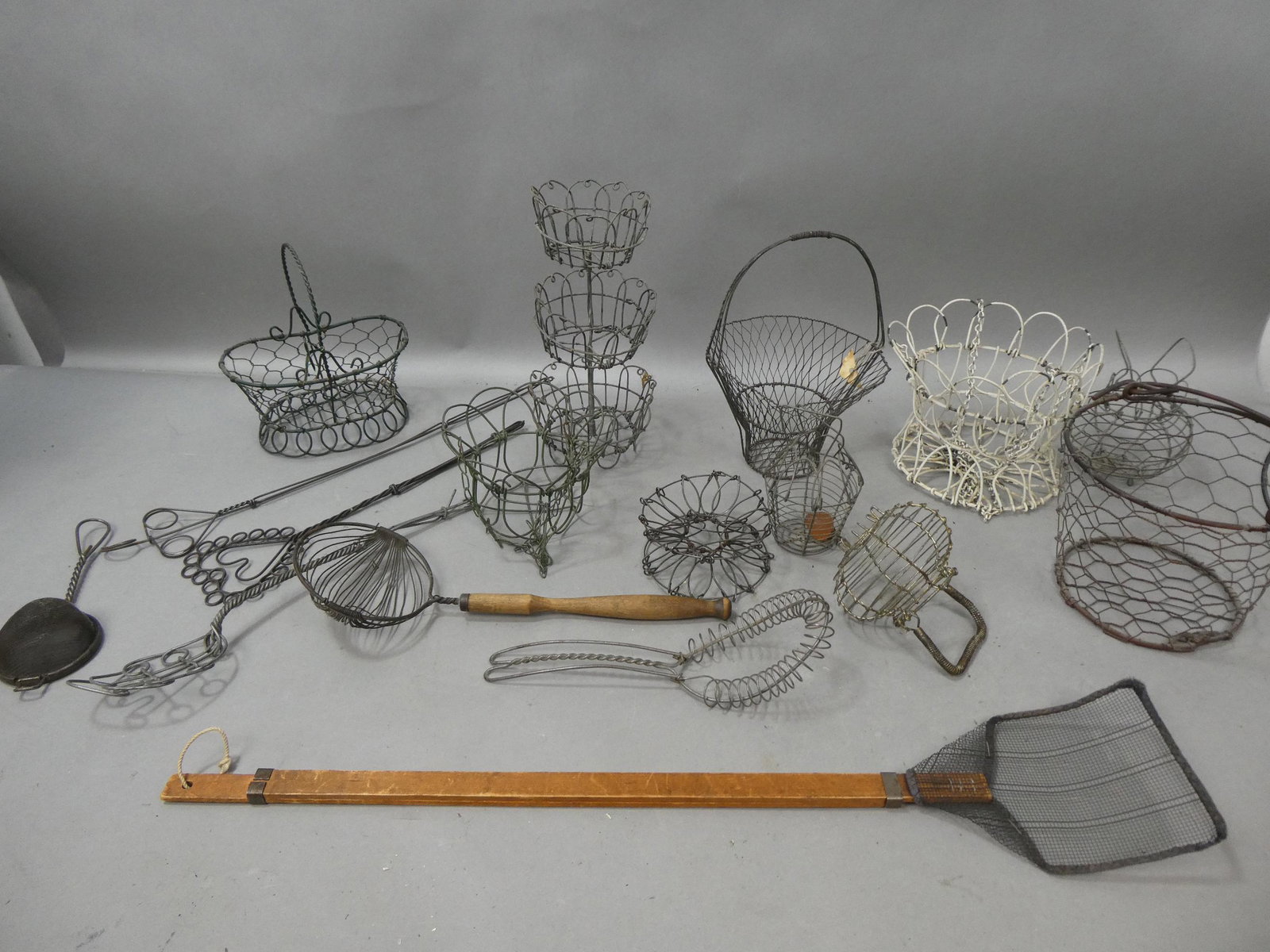 Lot 17 Antique Primitive Household & Kitchen Wire Items: Lot 17 Antique Primitive Household & Kitchen Wire Items including baskets, swatters and whisks. Condition:Normal wear with age and use Shipping:We offer in-house shipping. Item(s) will be packed after