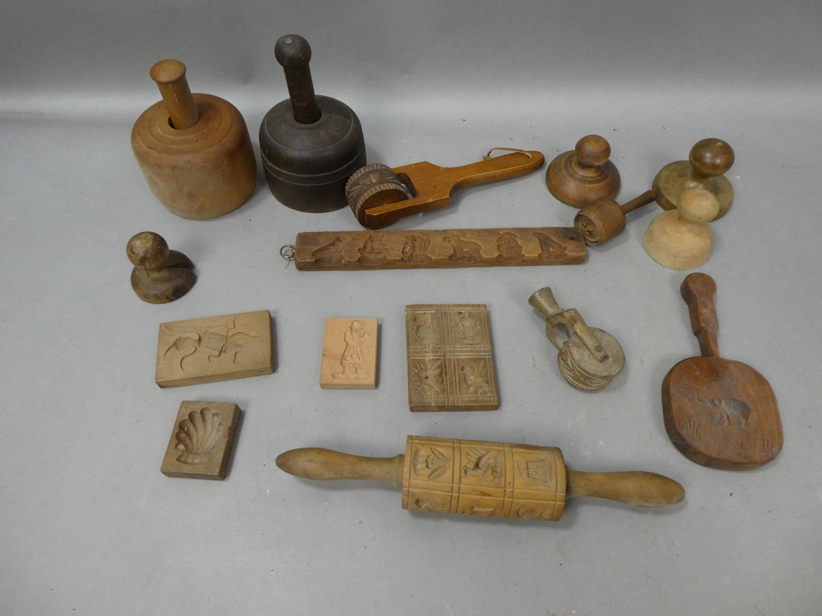 Lot 16 Wooden Antique Primitive Kitchen Food Molds Stamps Plungers Rollers etc: Lot 16 Wooden Antique Primitive Kitchen Food Molds Stamps Plungers Rollers etc. Condition:Normal wear with age and use Shipping:We offer in-house shipping. Item(s) will be packed after invoice is paid