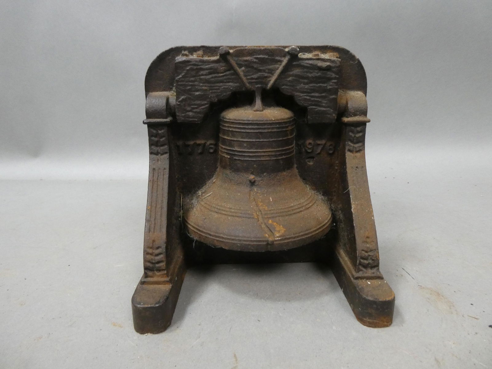 1776 1976 Liberty Bell Cast Iron Sparta Foundry Door Stop: 1776 1976 Liberty Bell Cast Iron Sparta Foundry Door Stop. Measurements in inches: 6 1/2 high x 6 x 3 Condition:Normal wear with age and use Shipping:We offer in-house shipping. Item(s) will be packed