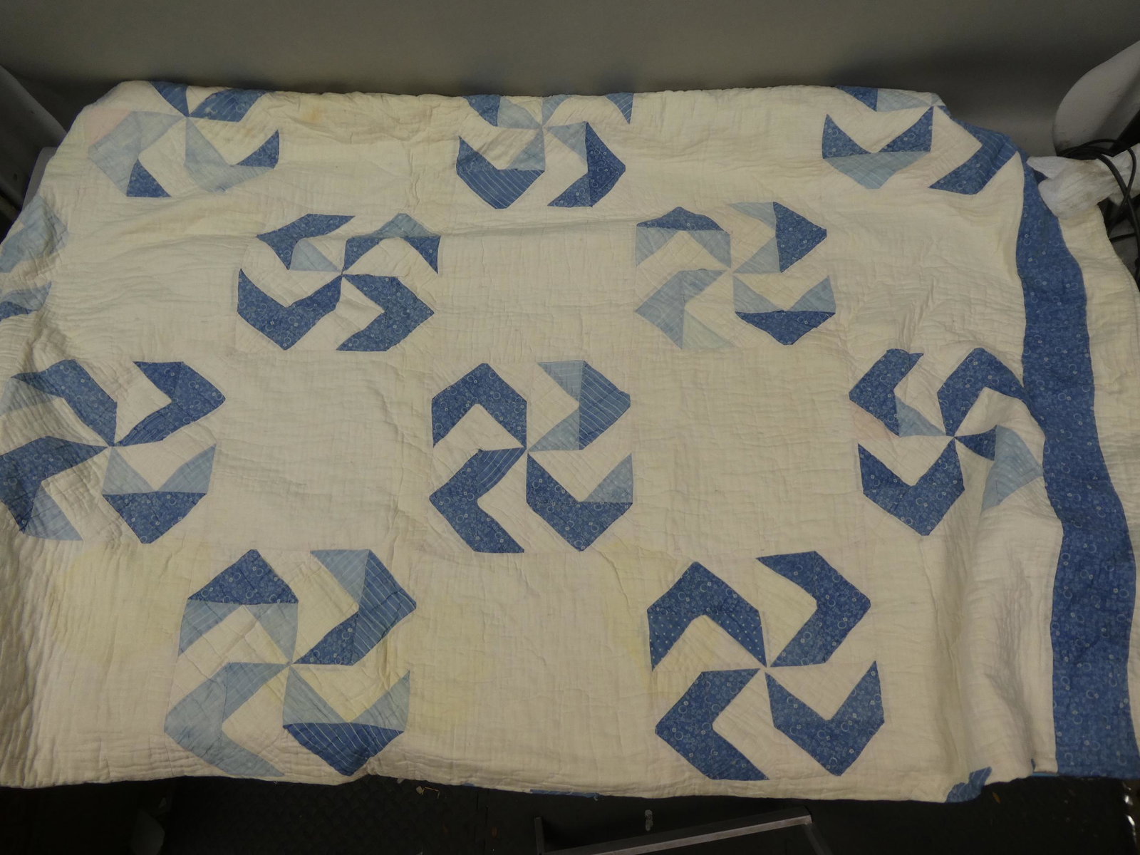 Lot 7 Vintage & Antique Handmade Primitive Patchwork Quilts: Lot 7 Vintage & Antique Handmade Primitive Patchwork Quilts. Condition:As found, has wear, voids and stains Shipping:We offer in-house shipping. Item(s) will be packed after invoice is paid and shippi