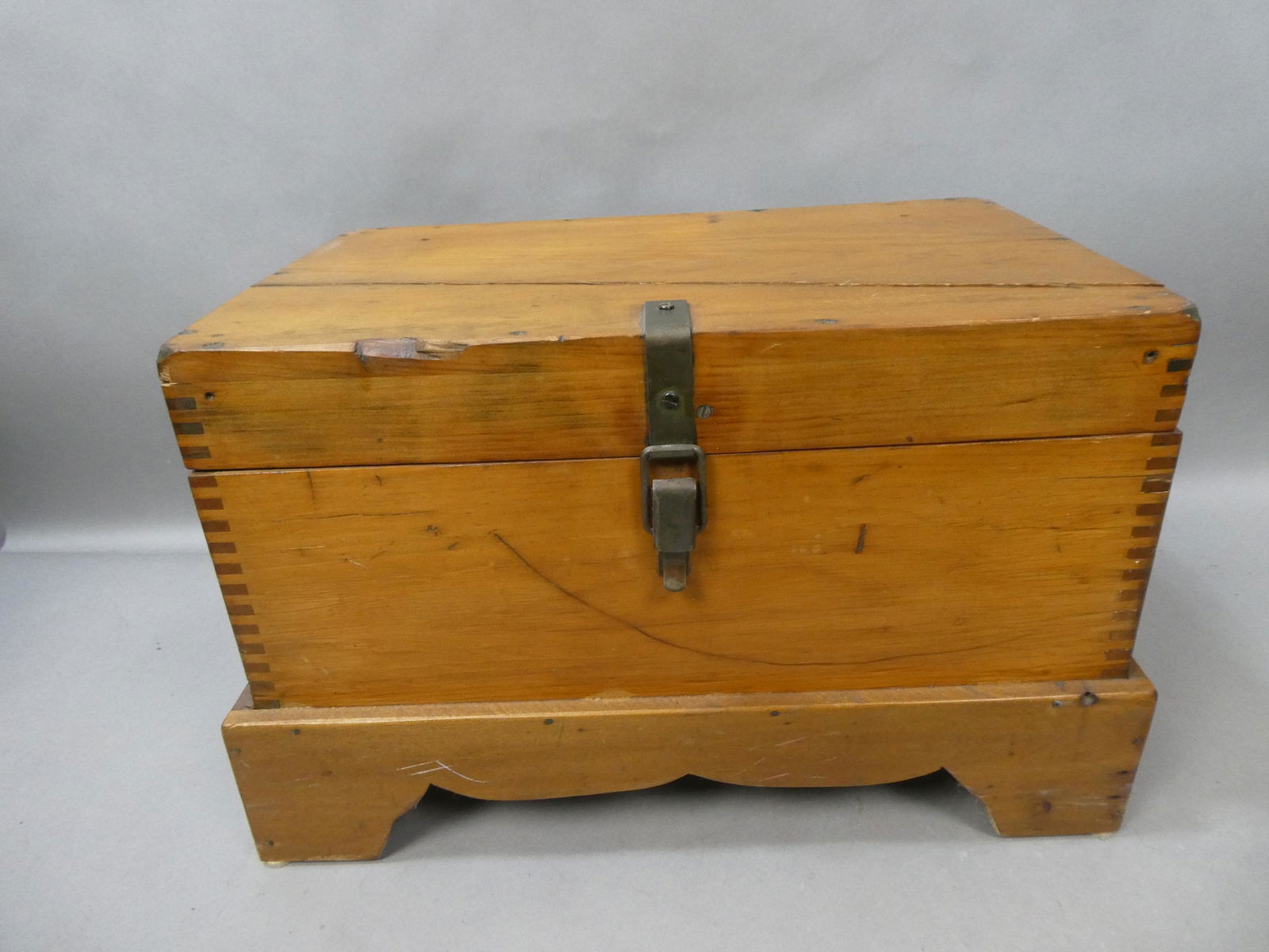 Primitive Antique Wooden Lidded Dovetailed Tool Chest Box (15854) on