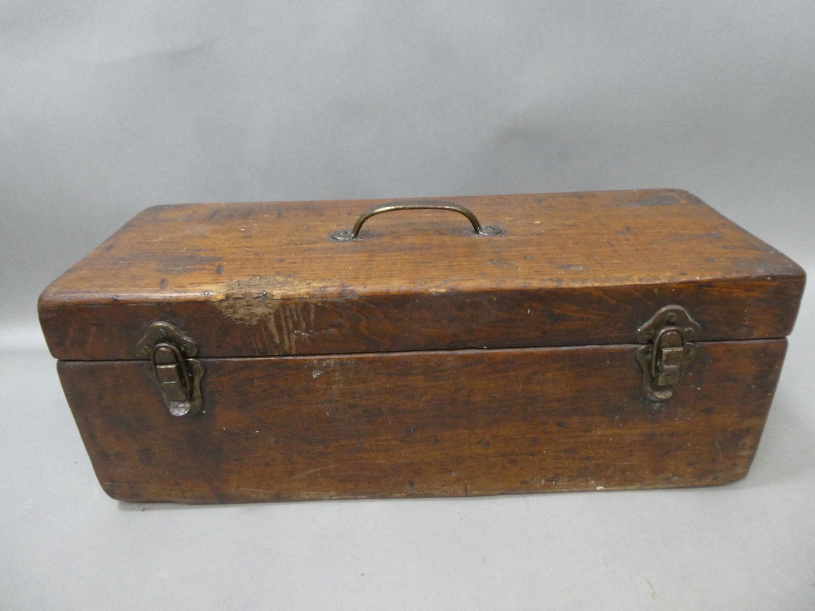 Primitive Antique Wooden Lidded Tool Chest Box w/ Handle: Primitive Antique Wooden Lidded Tool Chest Box w/ Handle. Measurements in inches: 7 high x 18 x 7 1/4 Condition:Well worn with age and use Shipping:We offer in-house shipping. Item(s) will be packed a