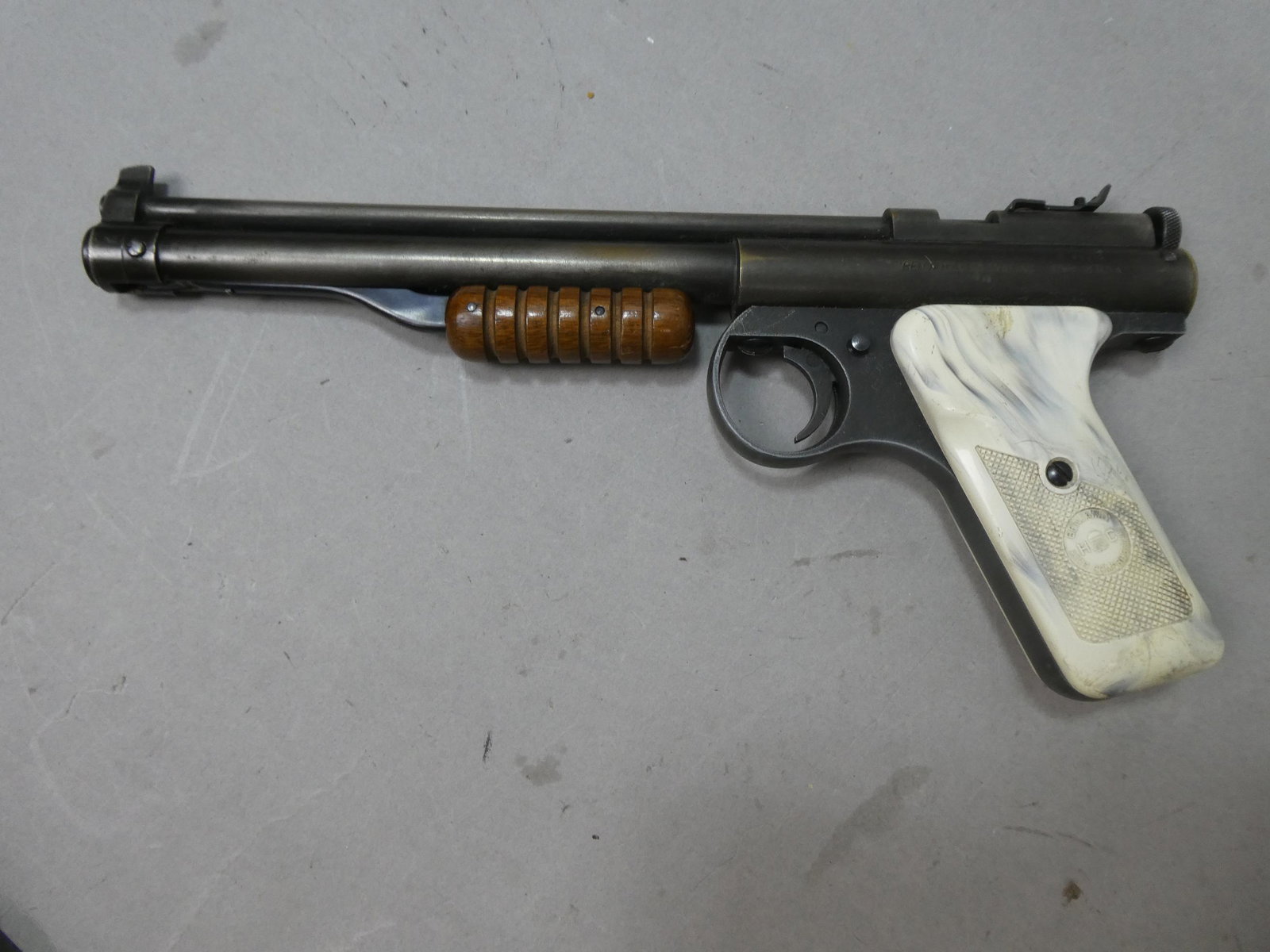Vintage Benjamin Franklin Model 130 Pump Action Air Pistol: Vintage Benjamin Franklin Model 130 Pump Action Air Pistol. Measurements in inches: 11 long Condition:Has some wear and scratches, works fine Shipping:We offer in-house shipping. Item(s) will be packe