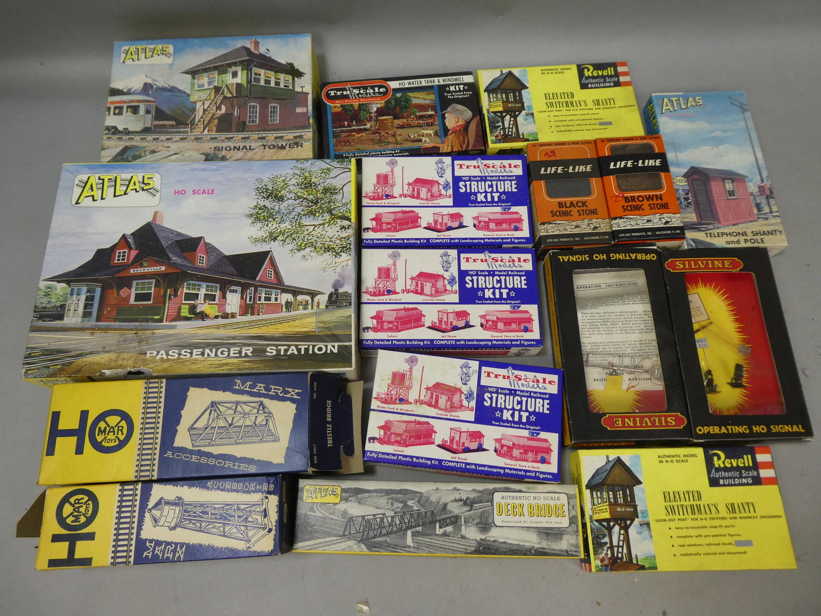 Lot 16 Vintage Assorted NOS HO Scale Buildings & Accessories (1 of 11)