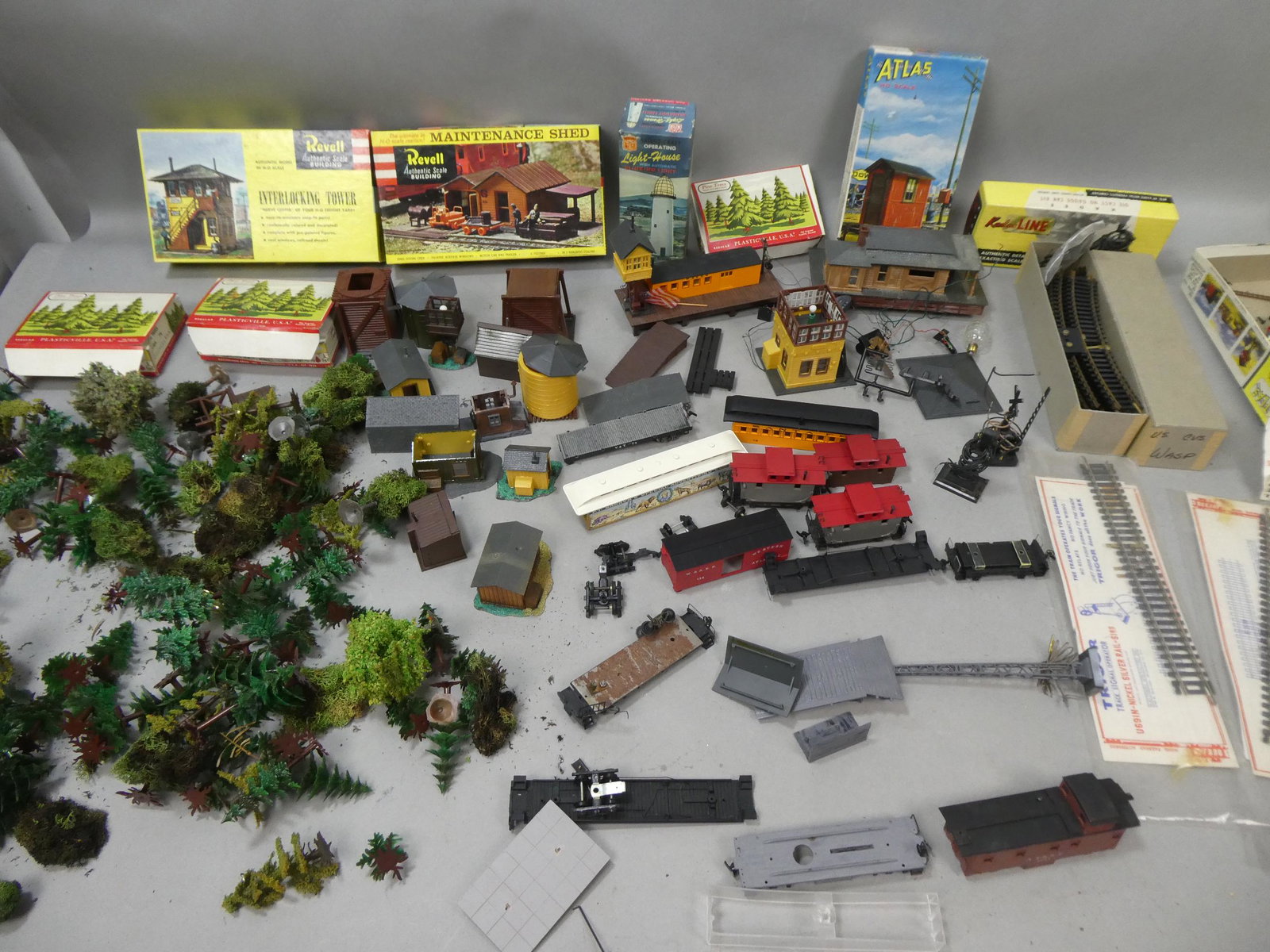 Lot HO Scale Train Items Car Parts Empty Boxes Accessories Buildings Track etc (1 of 13)