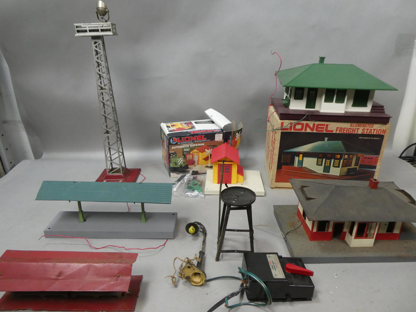 Lot Lionel Train Accessories 6-2133 Freight Station 6-12713 Automatic Gateman (1 of 9)