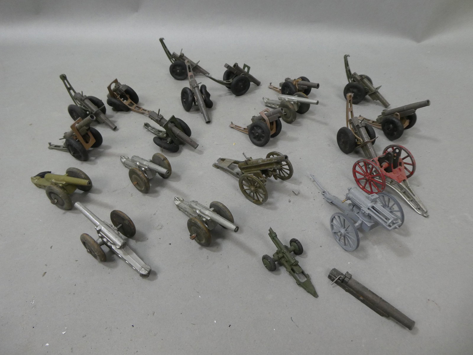 Lot 20 Vintage Assorted Toy Army Canons (1 of 11)