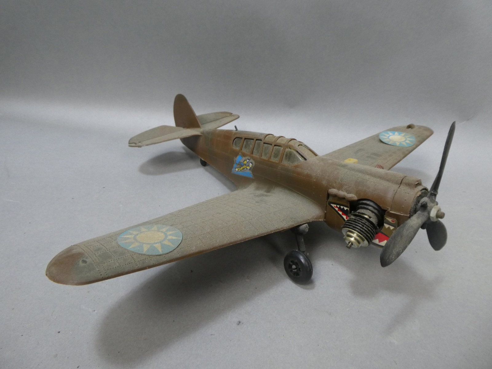 1970's Testors P40 Warhawk Plastic Gas Tether Model: 1970's Testors P40 Warhawk Plastic Gas Tether Model. Measurements in inches: 11 1/2 long x 12 1/2 wingspan Condition:As found, needs good cleaning. Has not been tested Shipping:We offer in-house shipp