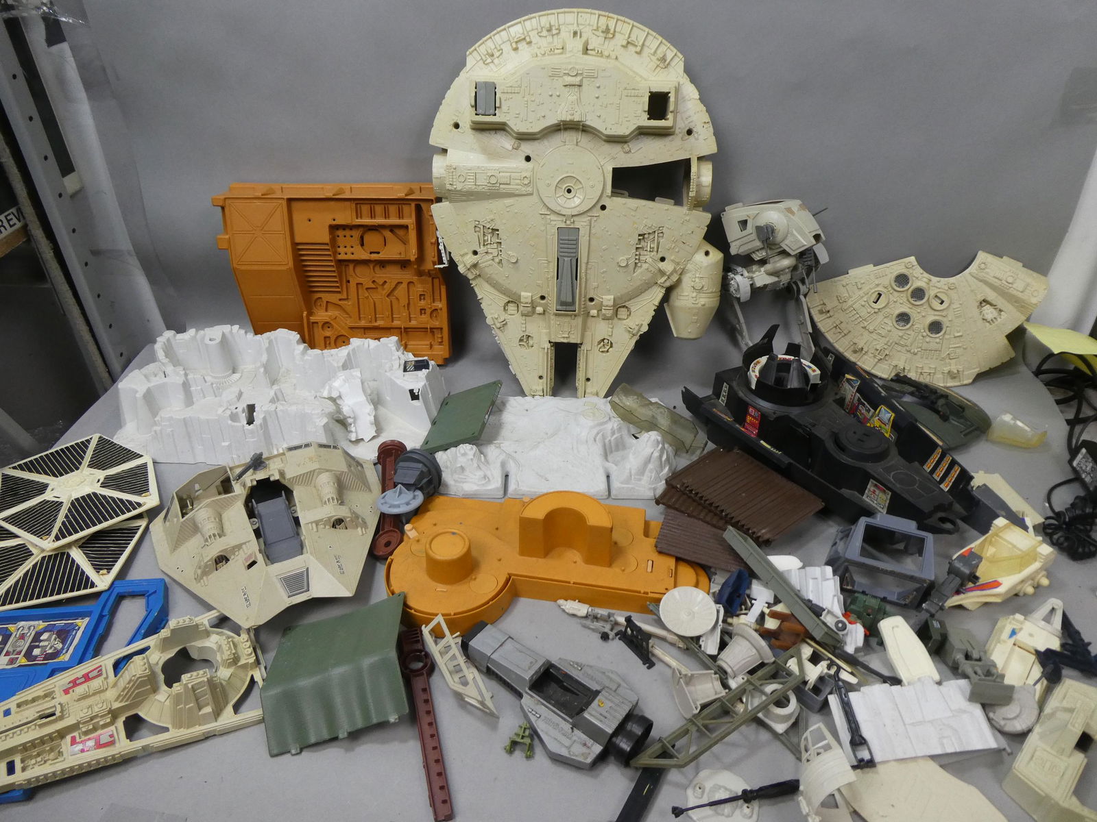 Large Lot Kenner 1980's Star Wars Buildings Ships & Accessories (1 of 12)