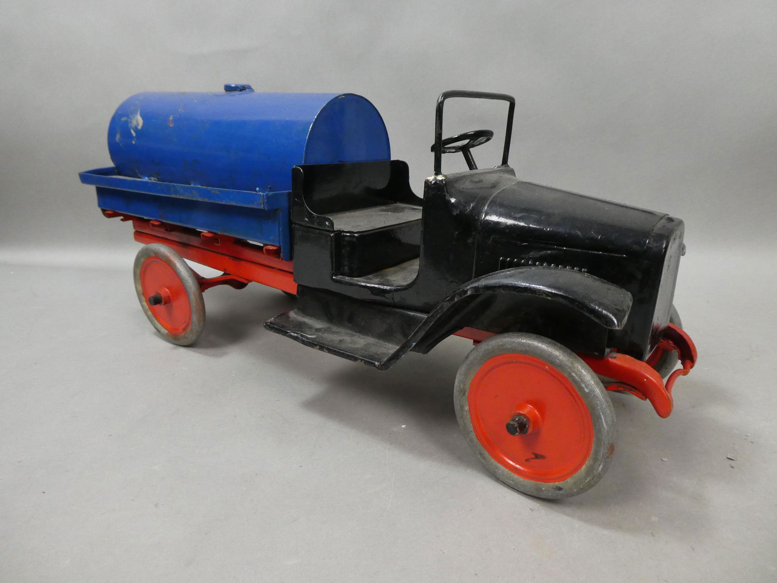 1920's Pressed Steel Buddy L? Tanker Truck: 1920's Pressed Steel Buddy L? Tanker Truck. Measurements in inches: 24 long Condition:As found, has been repainted Shipping:We offer in-house shipping. Item(s) will be packed after invoice is paid and