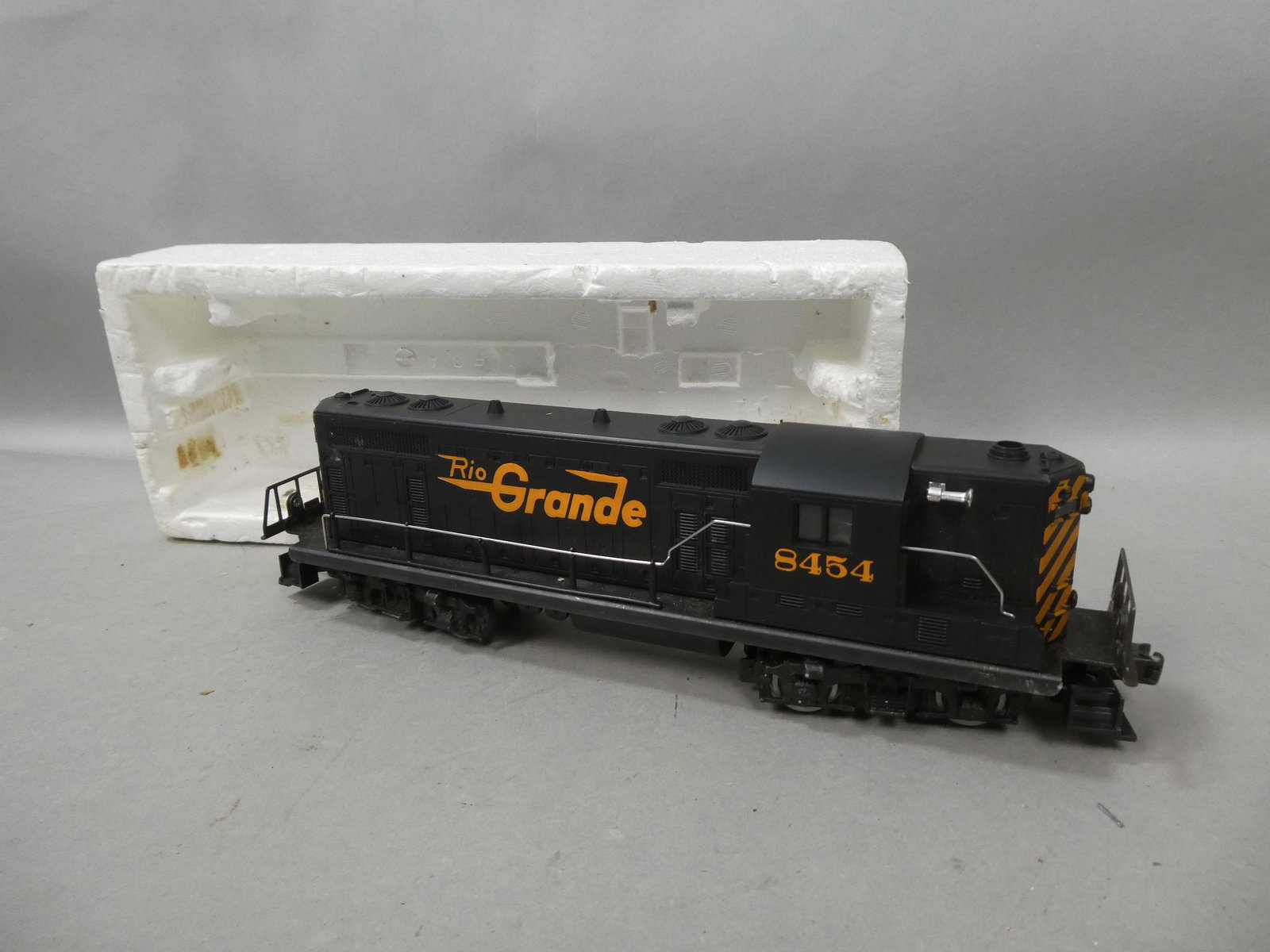 Lionel 8454 Rio Grande Dummy Locomotive Engine New: Lionel 8454 Rio Grande Dummy Locomotive Engine. Condition:New, never used Shipping:We offer in-house shipping. Item(s) will be packed after invoice is paid and shipping charge will be invoiced separat
