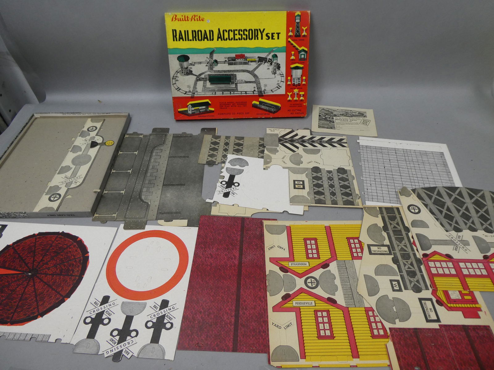 1930's NOS Built-Rite Railroad Accessory Set NO 111 in Box (1 of 7)