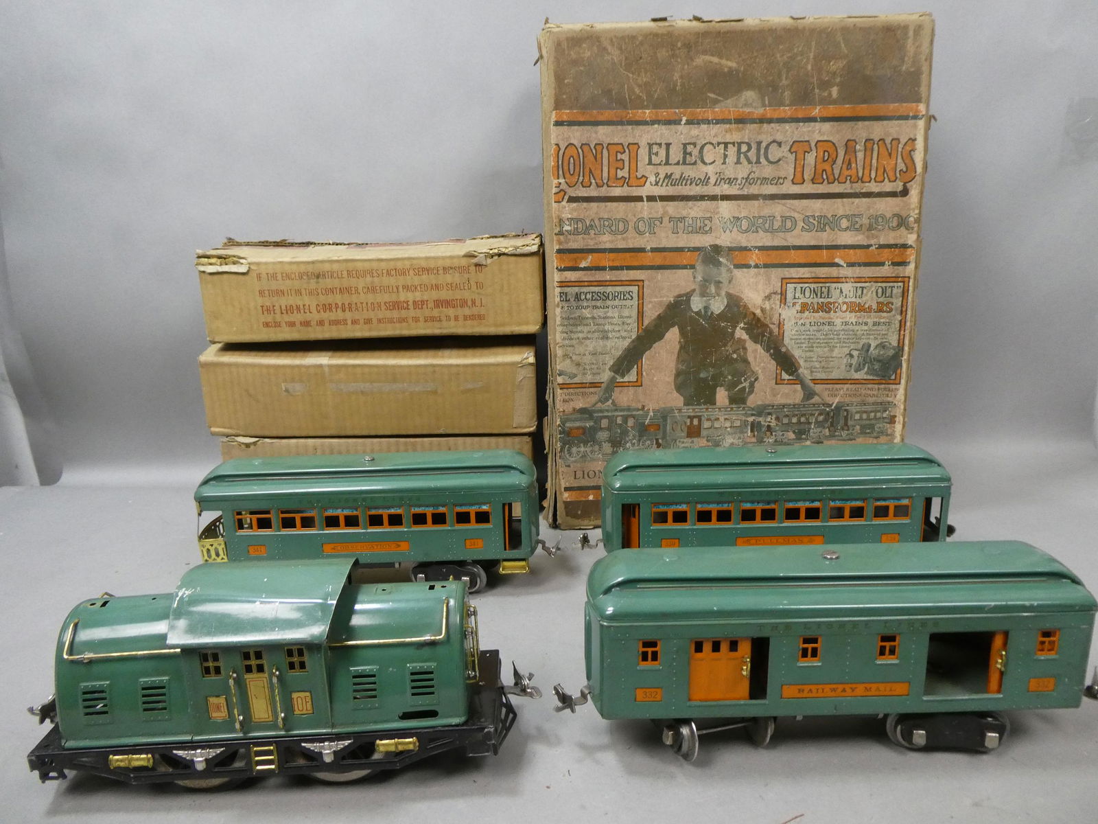 Lionel Trains Outfit 352F w/ 10E Locomotive Engine & 3 Cars (1 of 14)