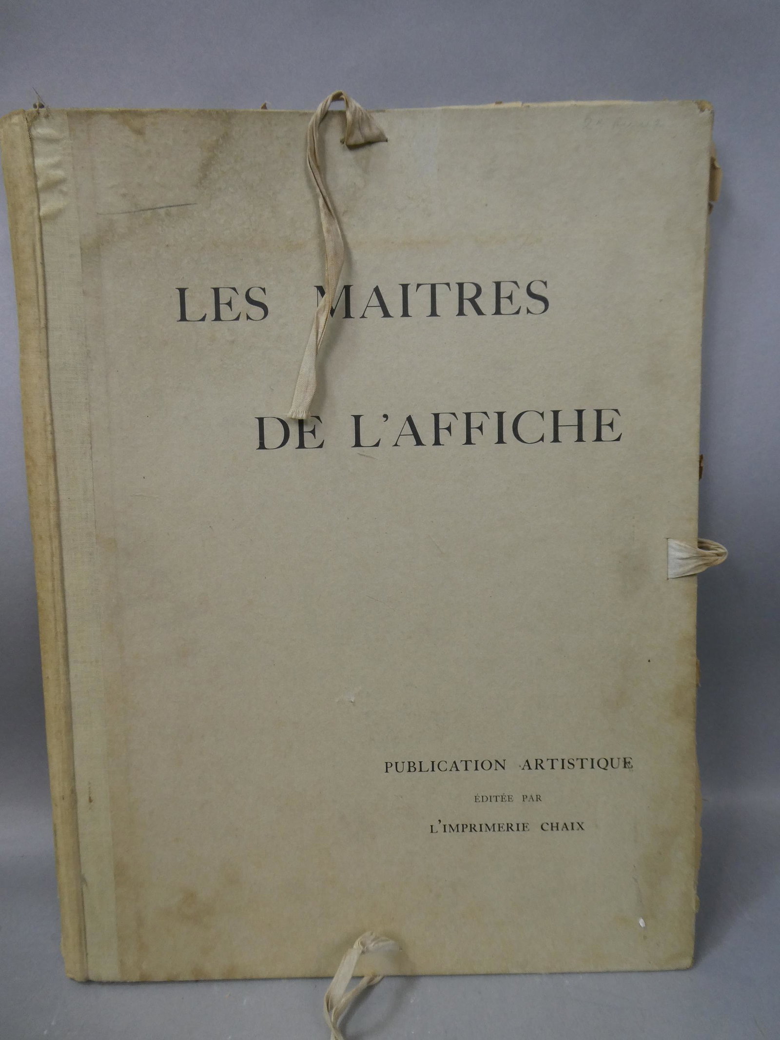 1896 Antque Les Maitres De L'Affiche Porfolio: 1896 Antque Les Maitres De L'Affiche Porfolio, No prints included. Measurements in inches: 12 x 18 Condition:Has toning and chipping on page edges Shipping:We offer in-house shipping. Item(s) will be 