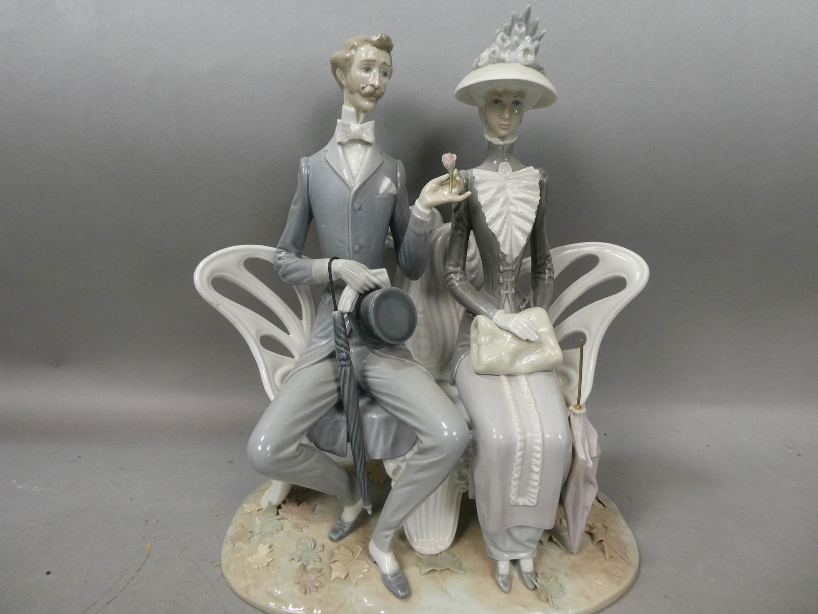 Lladro Lover in the Park #1274 Porcelain Statue (1 of 7)