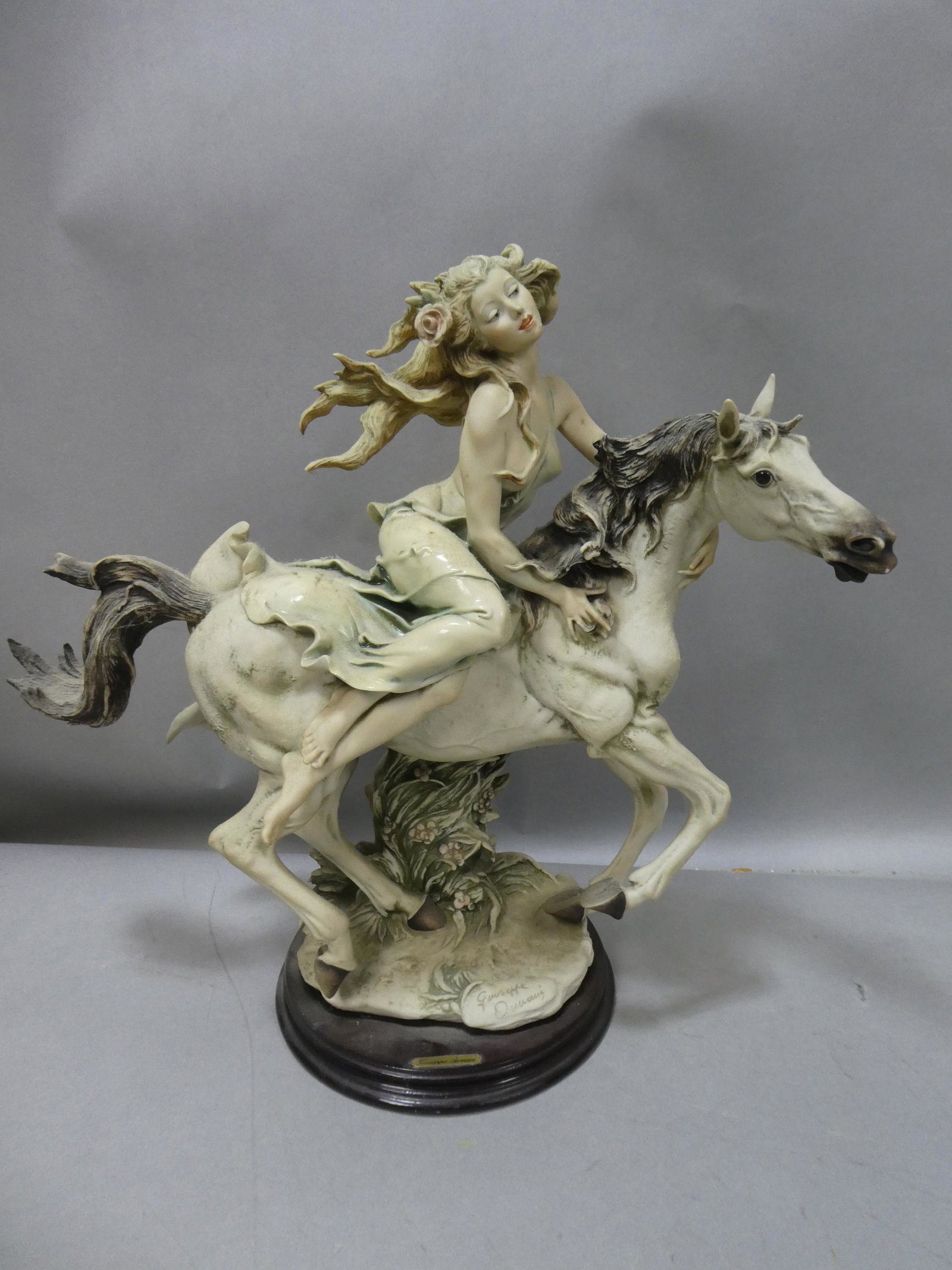 Giuseppe Armani Italy Lady Liberty on Horse Porcelain Figurine: Giuseppe Armani Italy Lady Liberty on Horse Porcelain Figurine. Limited edition 13/5000. Measurements in inches: 15 1/2 high Condition:No chips, cracks or repairs, needs a good cleaning Shipping:We of