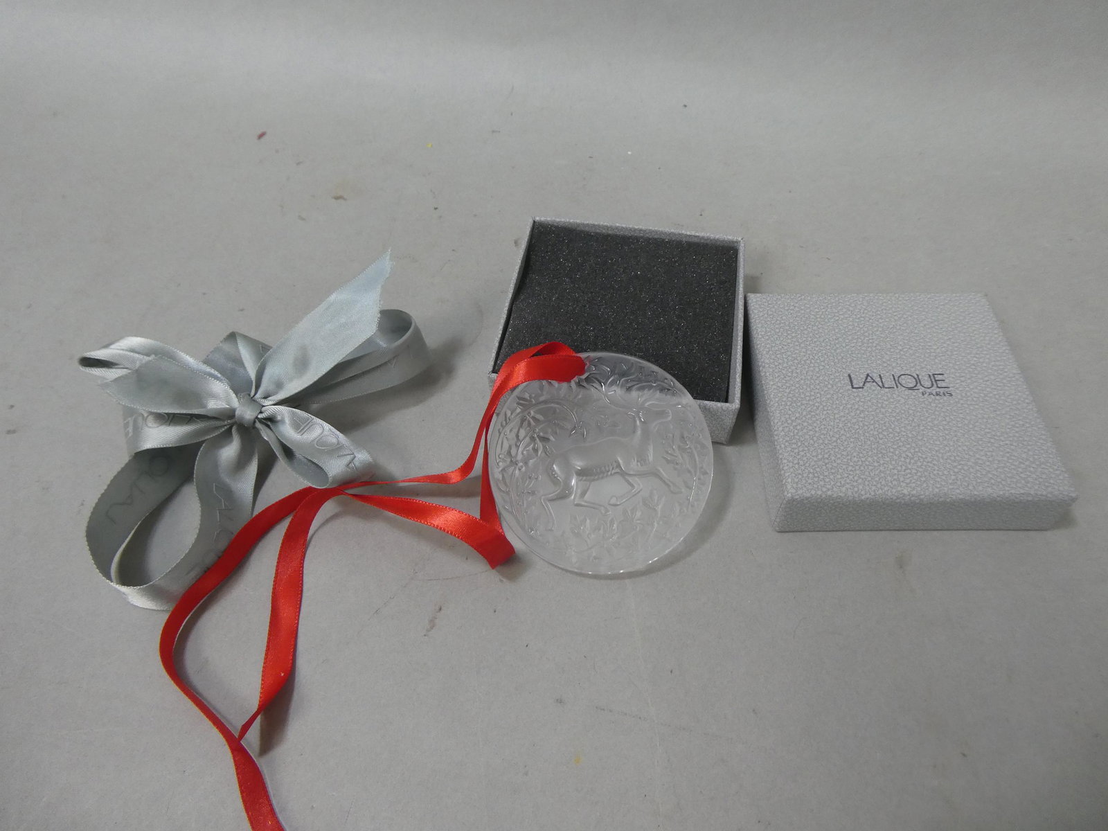 Lalique Crystal Noel Reindeer Christmas Tree Ornament: Lalique Crystal Noel Reindeer Christmas Tree Ornament in box. Measurements in inches: 2 3/4 diameter Condition:New in box, never displayed Shipping:We offer in-house shipping. Item(s) will be packed a