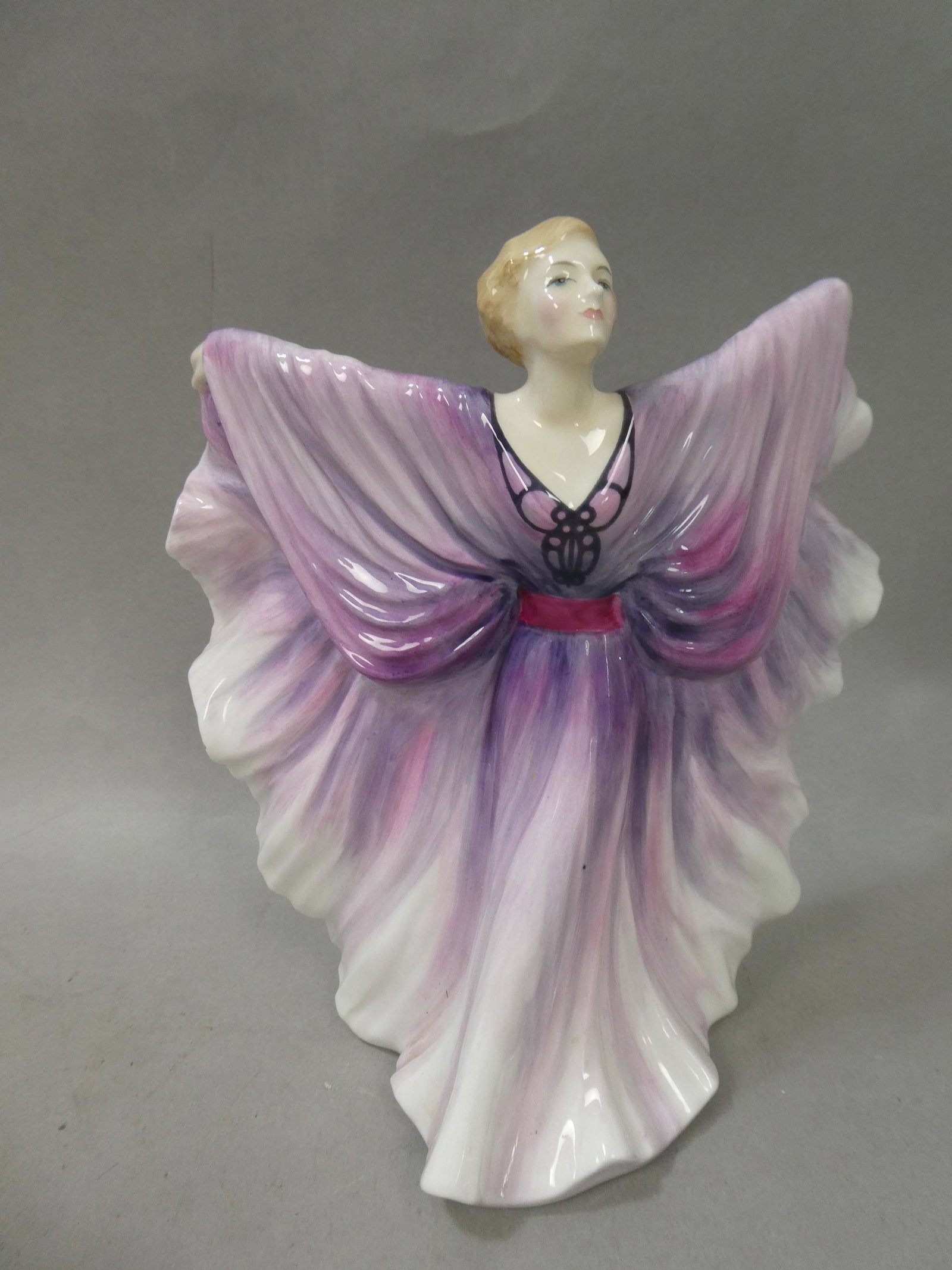 1985 Royal Doulton Isadora Peter Gee HN2938 Figurine: 1985 Royal Doulton Isadora Peter Gee HN2938 Figurine. Measurements in inches: 8 high Condition:Good with no chips, cracks or repairs Shipping:We offer in-house shipping. Item(s) will be packed after i