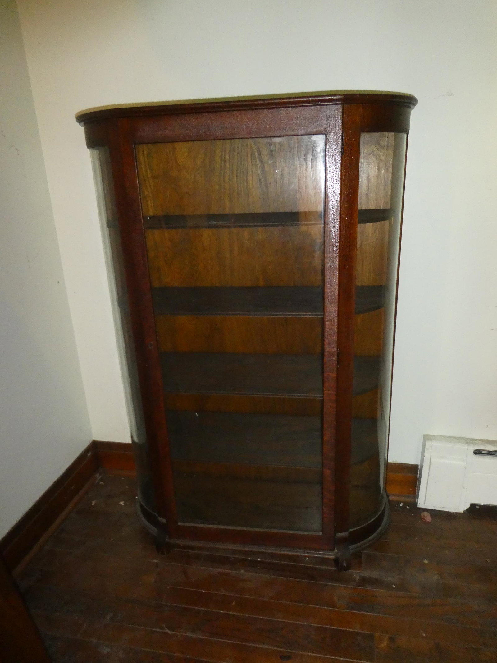Antique Original Oak Wood Curved Glass China Cabinet: Antique Original Oak Wood Curved Glass China Cabinet with 4 shelves. From a private estate in Waukegan, IL buyer to arrange pick up or shipping.. Measurements in inches: 52 high x 35 x 14 Condition:Or