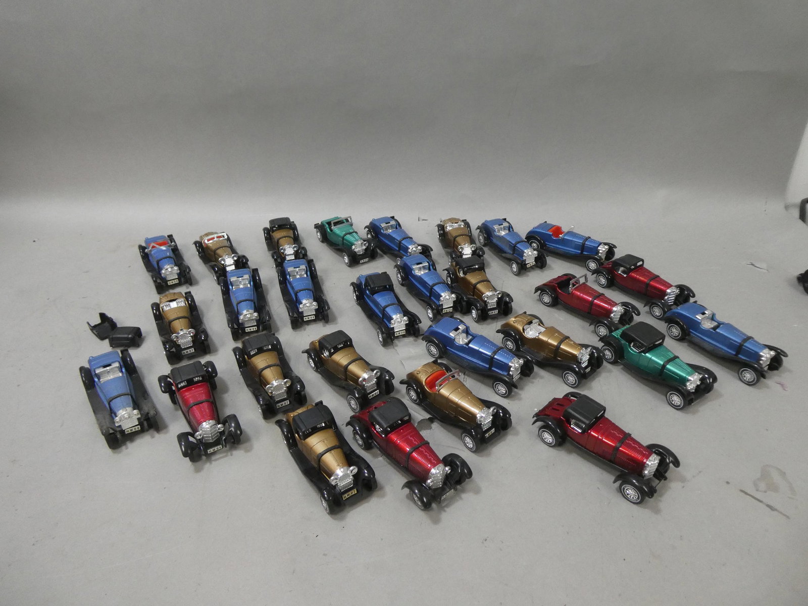 Lot 28 Pull Back Cars Merbz JGRSS 100 Afta 1932 Afarmo Spdr etc: Lot 28 Pull Back Cars Merbz JGRSS 100 Afta 1932 Afarmo Spdr etc. Measurements in inches: around 5 long Condition:As found, sold as is Shipping:We offer in-house shipping. Item(s) will be packed after 