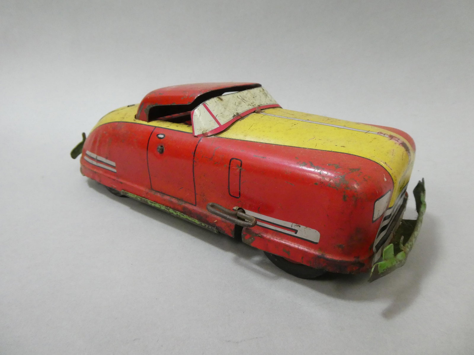 Wyandotte Toys Pressed Steel Red & Yellow Wind Up Sportsman Convertible Wy-651: Wyandotte Toys Pressed Steel Red & Yellow Wind Up Sportsman Convertible Wy-651. Measurements in inches: 12 long Condition:As found, well worn and scratches. Does not wind Shipping:We offer in-house sh
