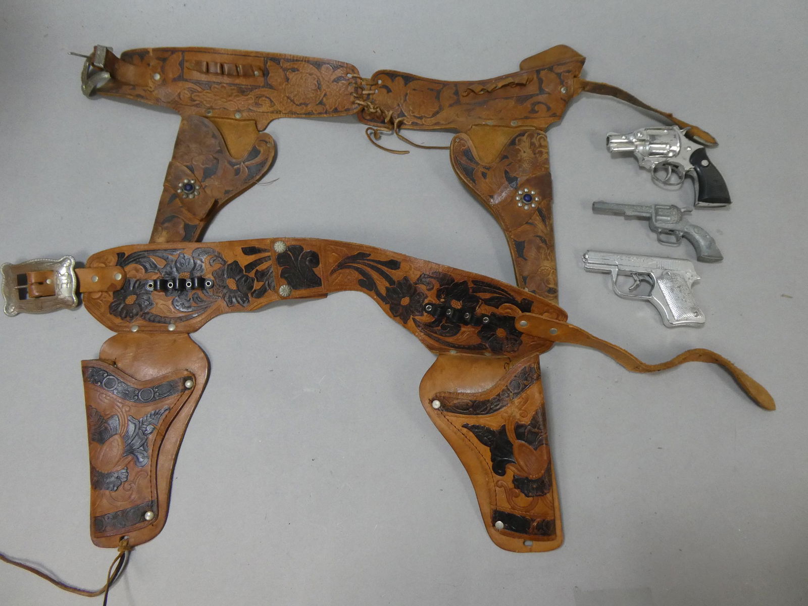1950's Lot of 2 Leather Child's Cowboy Holsters & 3 Assorted Cap Guns (1 of 7)