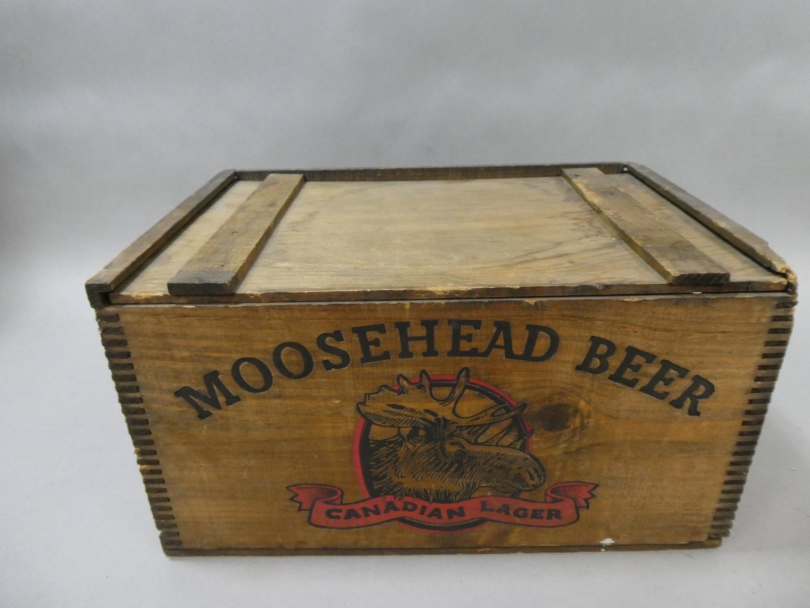 Vintage Wooden Moosehead Beer Canadian Lager Crate: Vintage Wooden Moosehead Beer Canadian Lager Crate. Measurements in inches: 10 high x 18 x 12 Condition:Shows wear and has some chips in the wood Shipping:We offer in-house shipping. Item(s) will be p