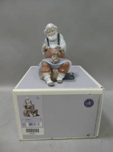 Lladro 6774 Santa's Magic Touch in Box: Lladro 6774 Santa's Magic Touch in Box. Measurements in inches: 6 high Condition:Good with no chips, cracks or repairs Shipping:We offer in-house shipping. Item(s) will be packed after invoice is paid