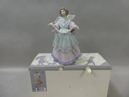 Lladro 6125 Angel Guirnalda Figurine in Box: Lladro 6125 Angel Guirnalda Figurine in Box. Measurements in inches: 8 high Condition:Good with no chips, cracks or repairs Shipping:We offer in-house shipping. Item(s) will be packed after invoice is