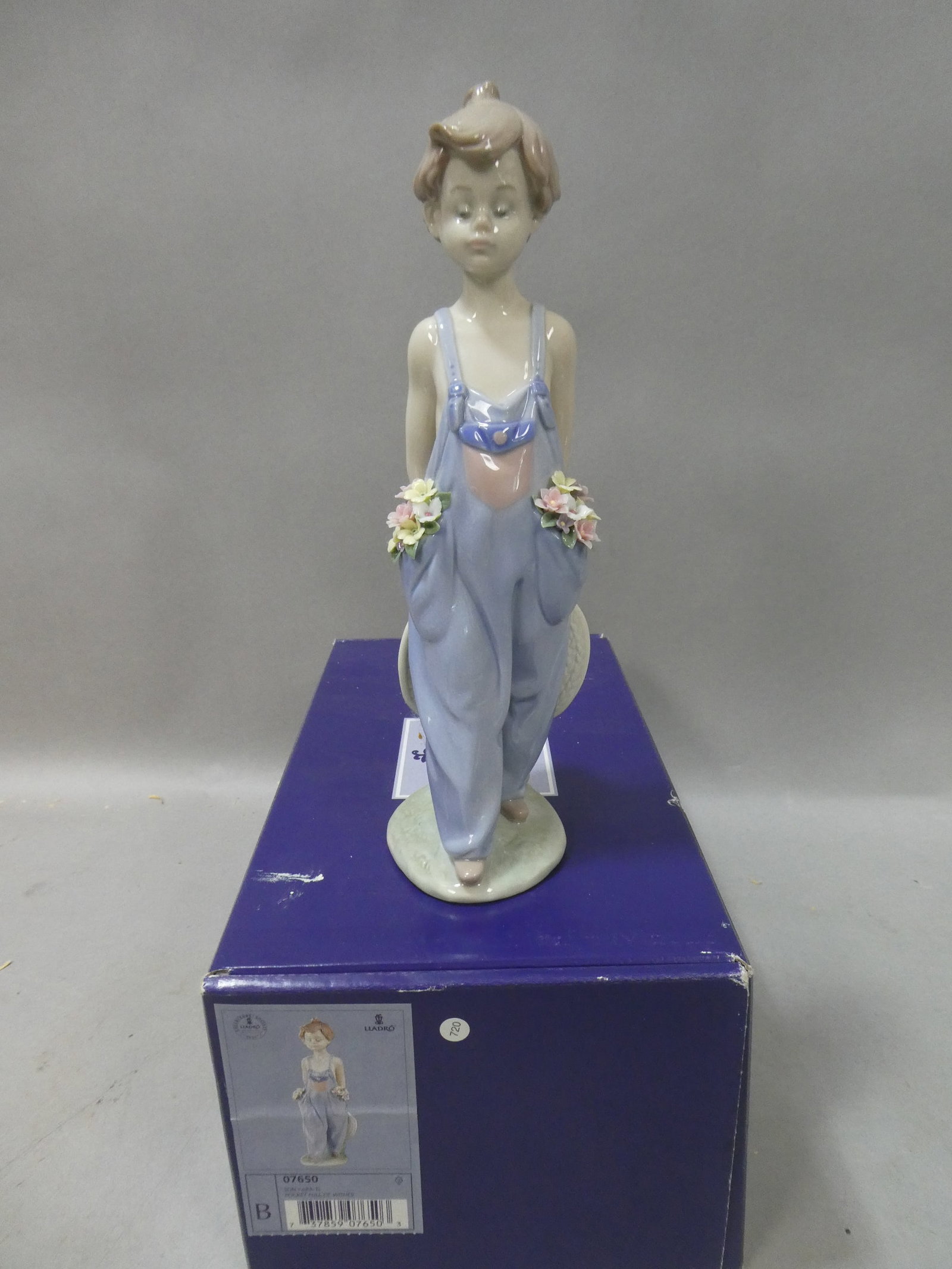 Lladro 7650 Pocket Full of Wishes Figurine in Box: Lladro 7650 Pocket Full of Wishes Figurine in Box. Measurements in inches: 10 high Condition:Good with no chips, cracks or repairs Shipping:We offer in-house shipping. Item(s) will be packed after inv
