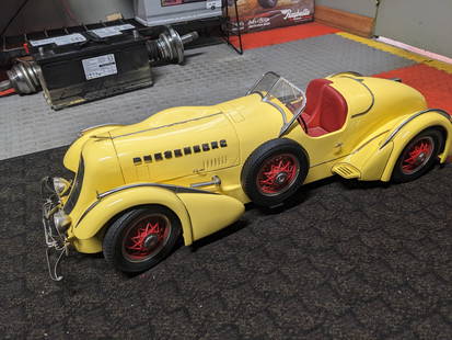 2006 Retro 123 Model 1935 Duesenberg Mormon Meteor 1/6 Scale: 2006 Retro 123 Model 1935 Duesenberg Mormon Meteor 1/6 Scale Limited Edition of 75 with many operational features including steering assembly and engine cowling opening to detailed interior.. Measurem