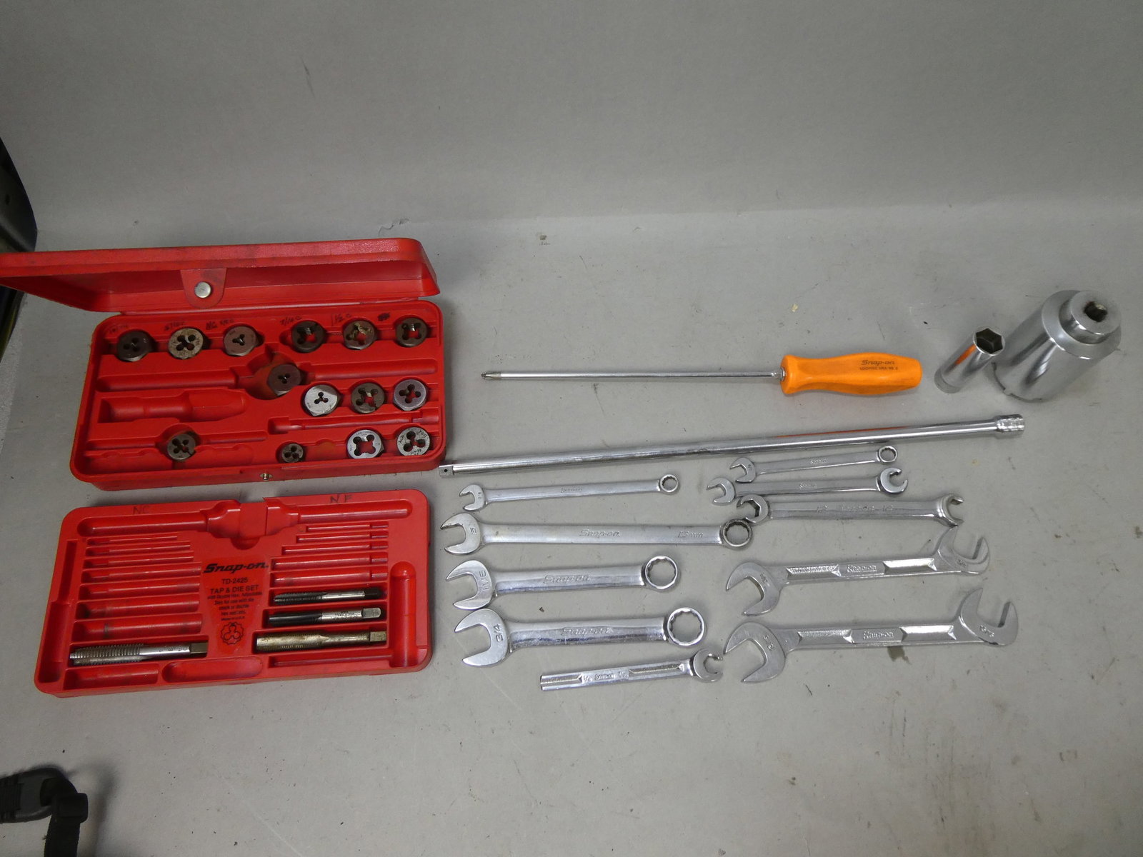 Lot Vintage Snap-on Tools Tap & Die Wrenches Screwdriver Sockets (1 of 7)