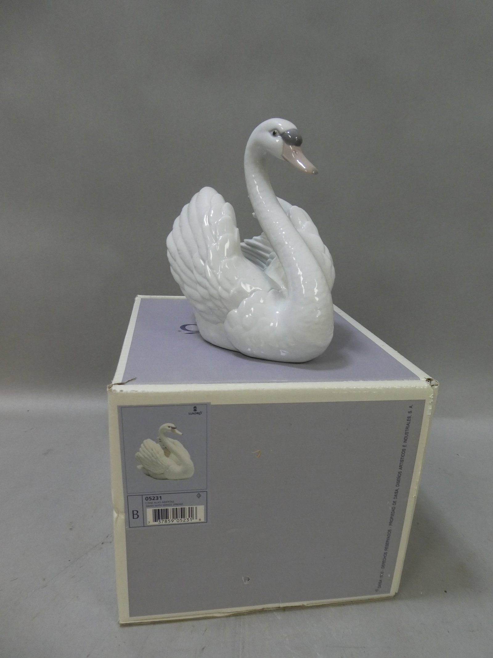 Lladro 5231 Swan with Wings Spread in Box: Lladro 5231 Swan with Wings Spread in Box. Measurements in inches: 8 high Condition:Good with no chips, cracks or repairs Shipping:We offer in-house shipping. Item(s) will be packed after invoice is p